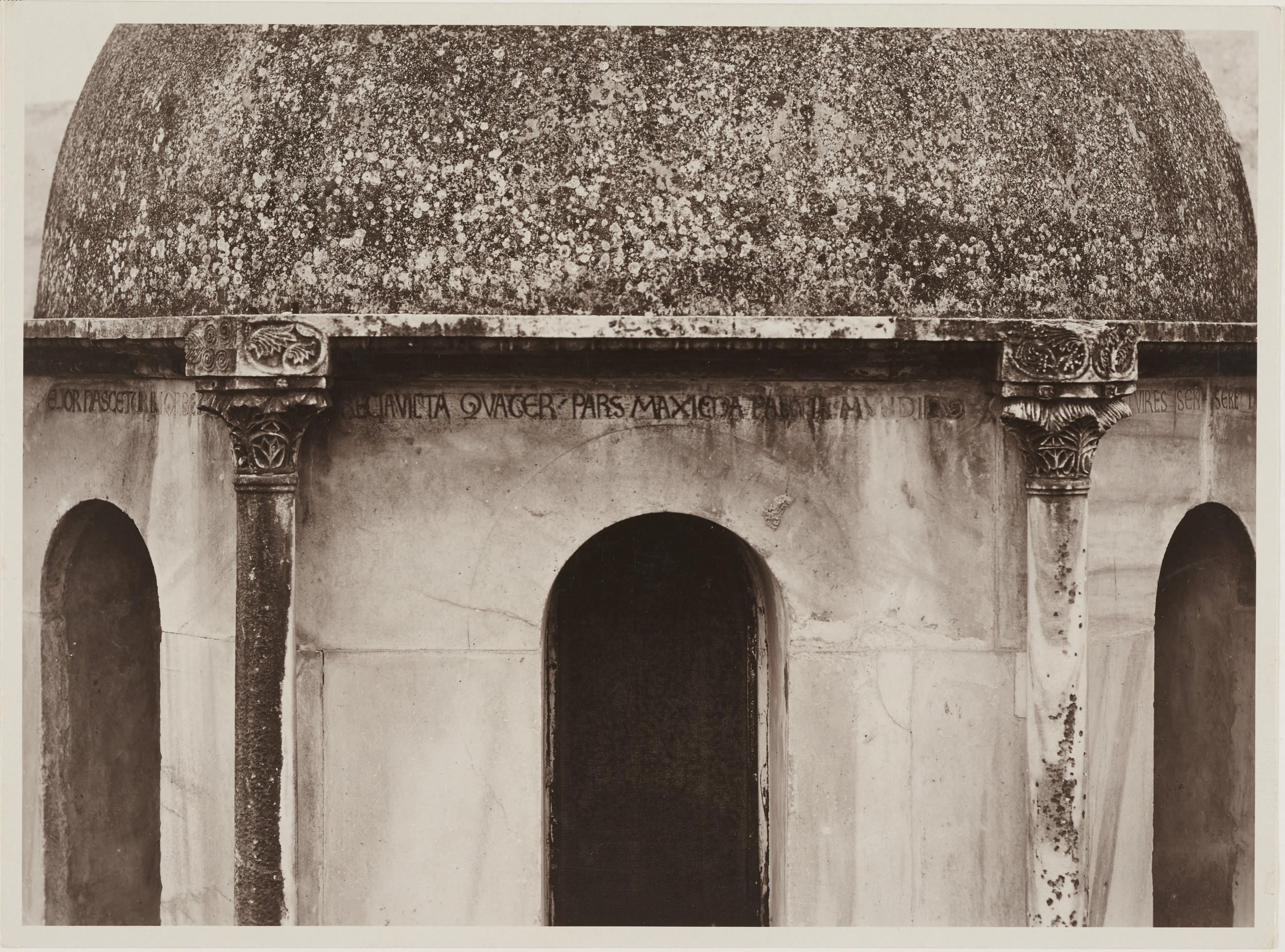 Antonio Ceccato, Canosa di Puglia - Cattedrale San Sabino, esterno, tomba di Boemondo, particolare dopo il restauro, 1926-1950, gelatina ai sali d'argento/carta, 16,3x22 cm, MPI309695