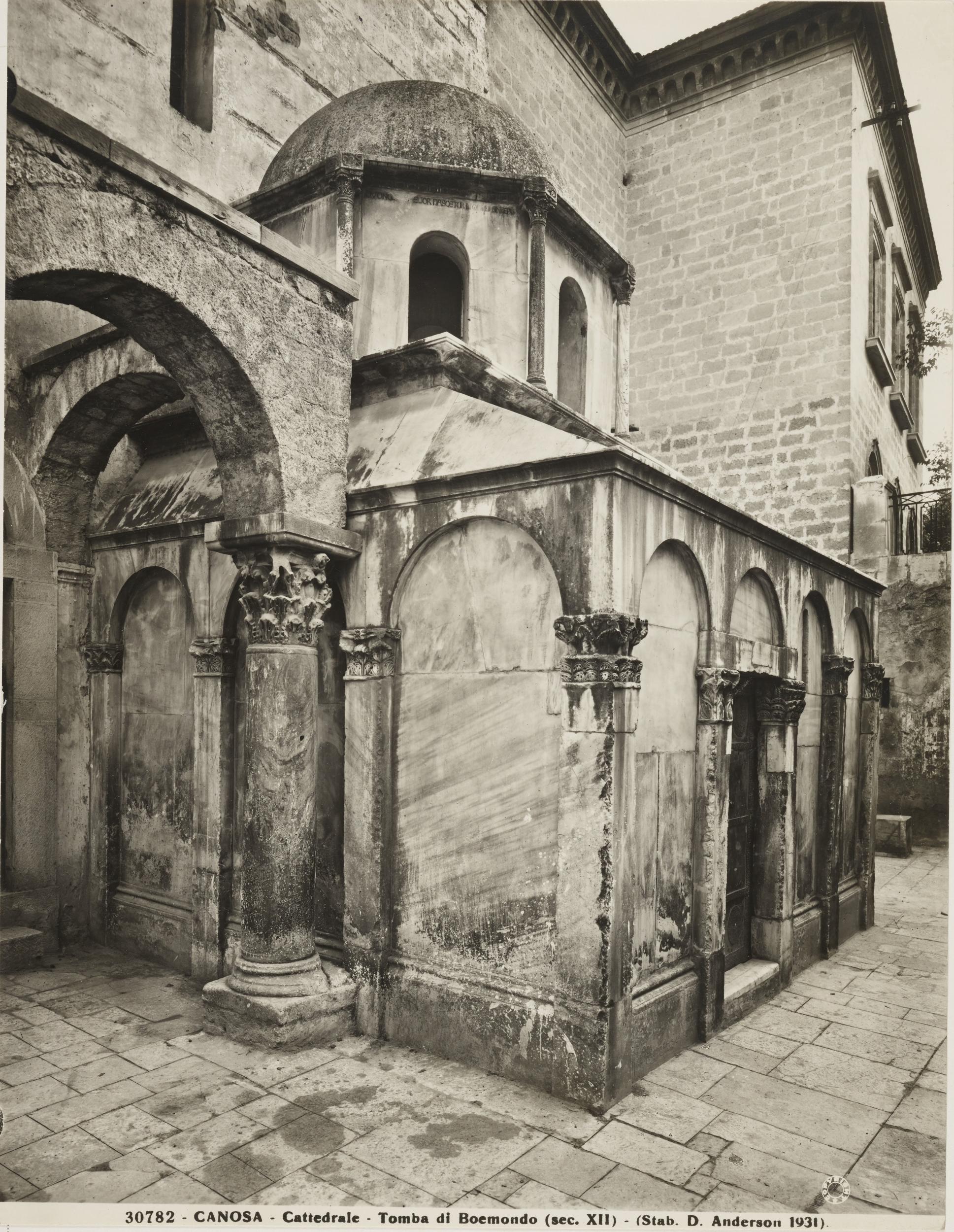 Domenico Anderson, Canosa di Puglia - Cattedrale San Sabino, esterno, tomba di Boemondo, dopo il restauro, 1926-1950, gelatina ai sali d'argento/carta, 25,5x20 cm, MPI309698