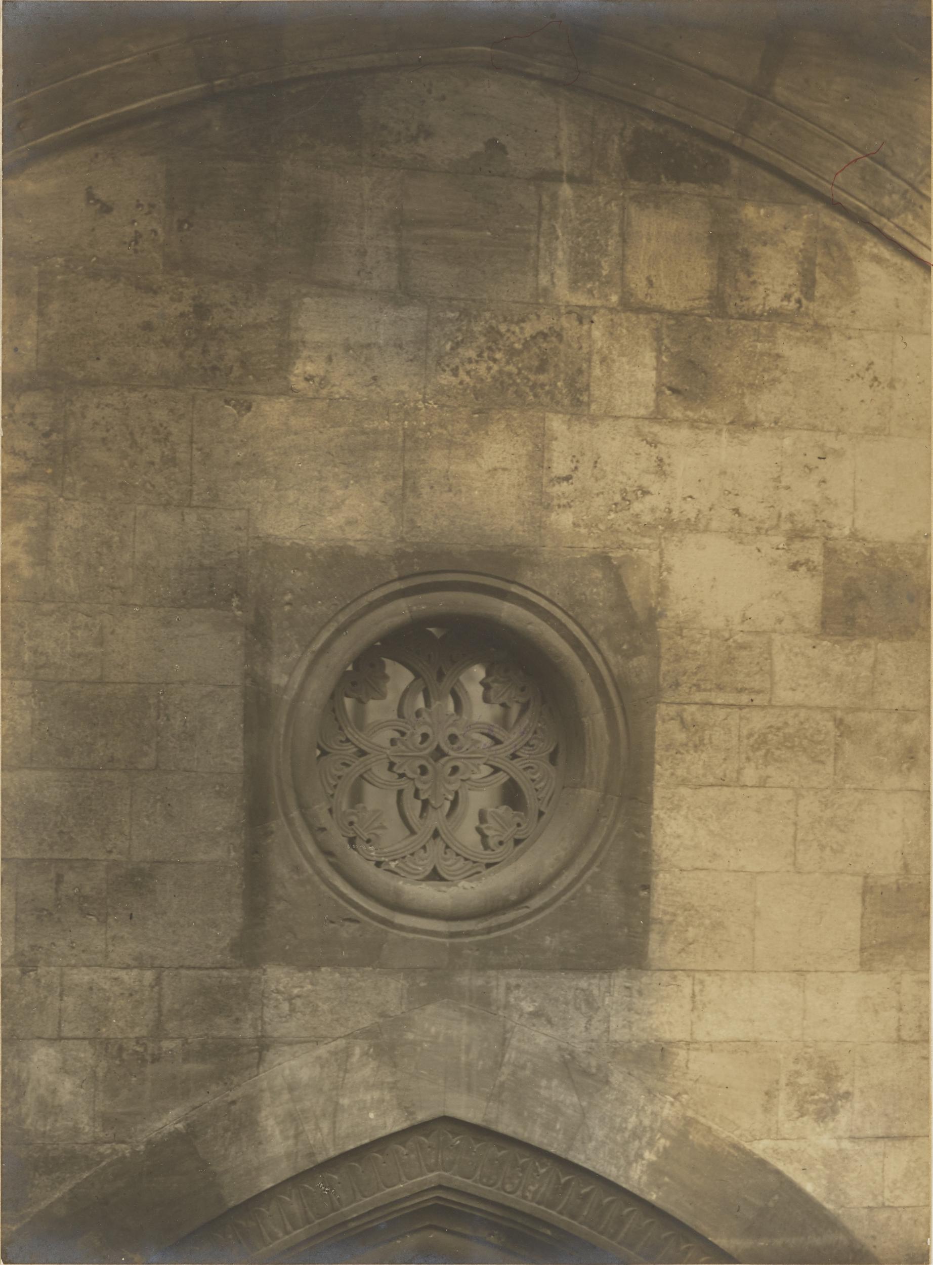 Fotografo non identificato, Conversano - Cattedrale, rosone, reintegrato dal restauro del 1914, 1901-1925, gelatina ai sali d'argento/carta, MPI155322
