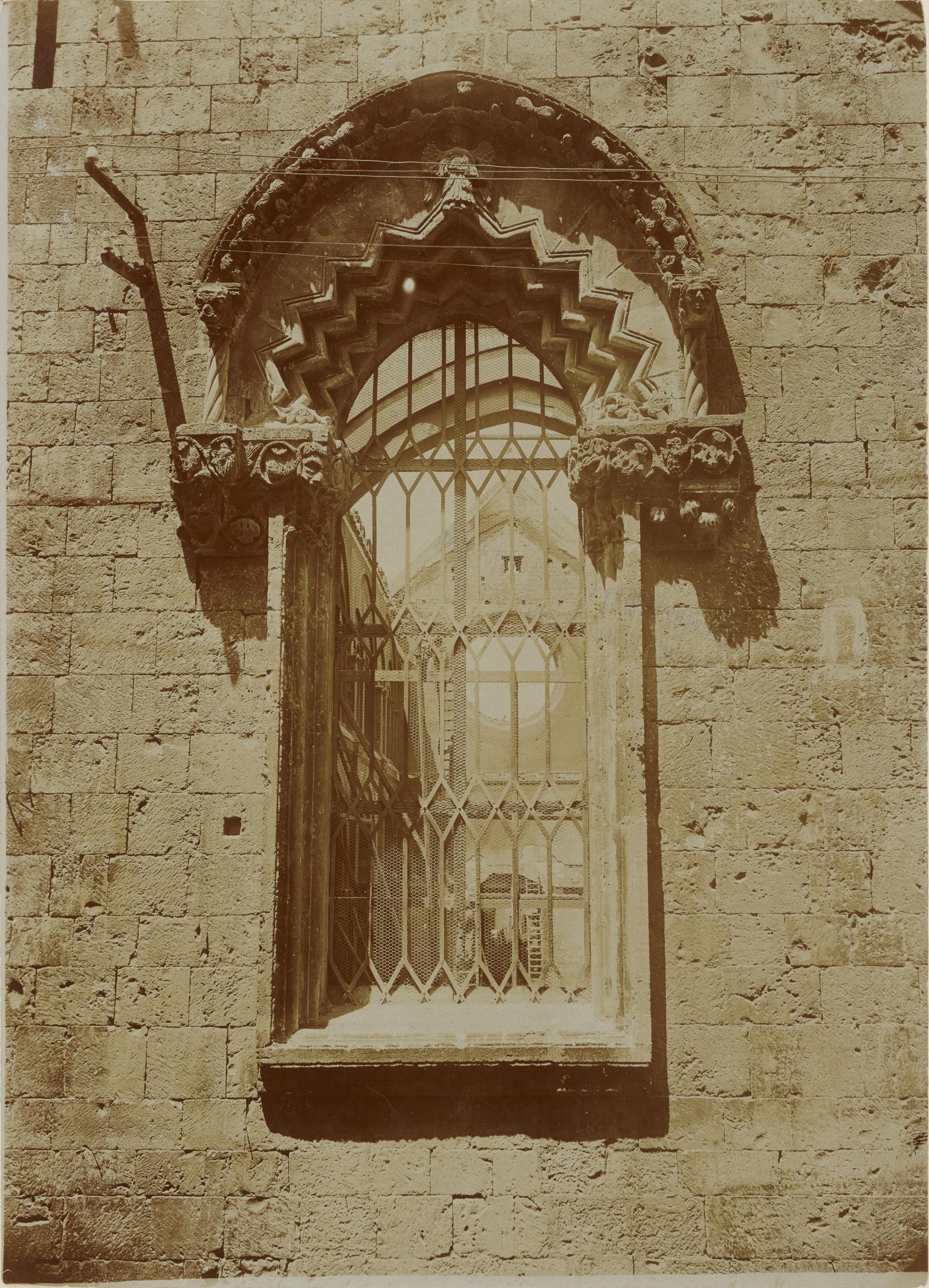 Fotografo non identificato, Conversano - Cattedrale, monofora del transetto, 1901-1910, aristotipo, MPI155323