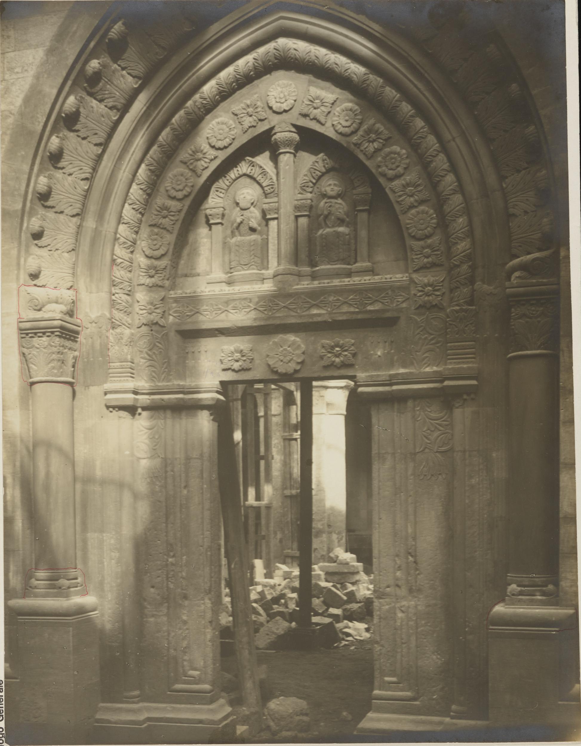 Fotografo non identificato, Conversano - Cattedrale, portale laterale, 1901-1925, gelatina ai sali d'argento/carta, MPI155324
