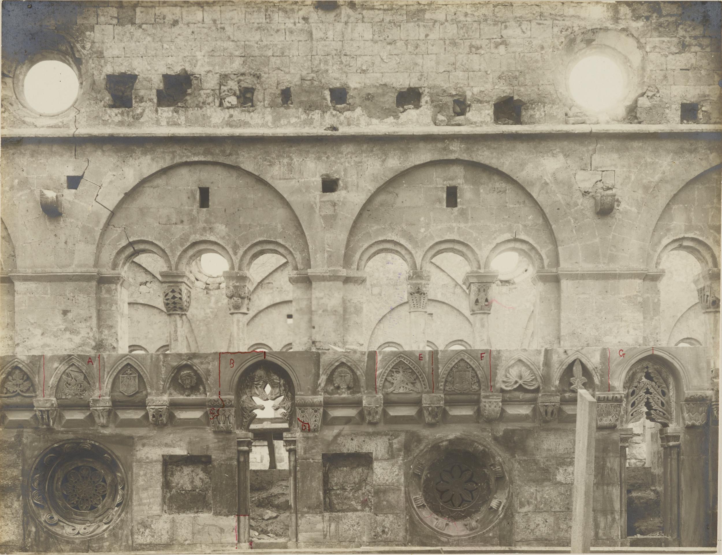 Fotografo non identificato, Conversano - Cattedrale, fiancata durante i restauri del 1912-14, 1901-1925, gelatina ai sali d'argento/carta, MPI155327