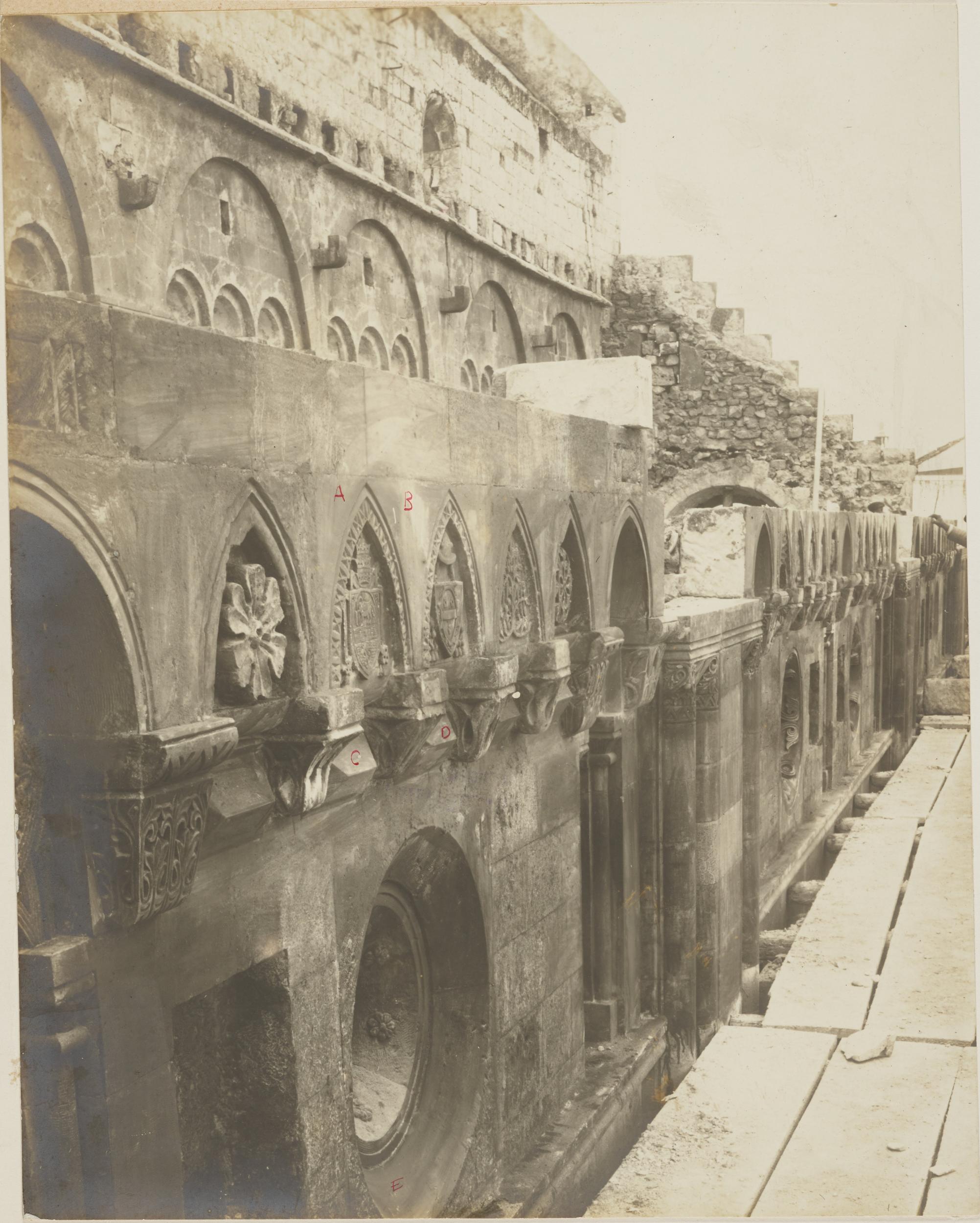 Fotografo non identificato, Conversano - Cattedrale, fiancata durante i restauri del 1912-14, 1901-1925, gelatina ai sali d'argento/carta, MPI155328