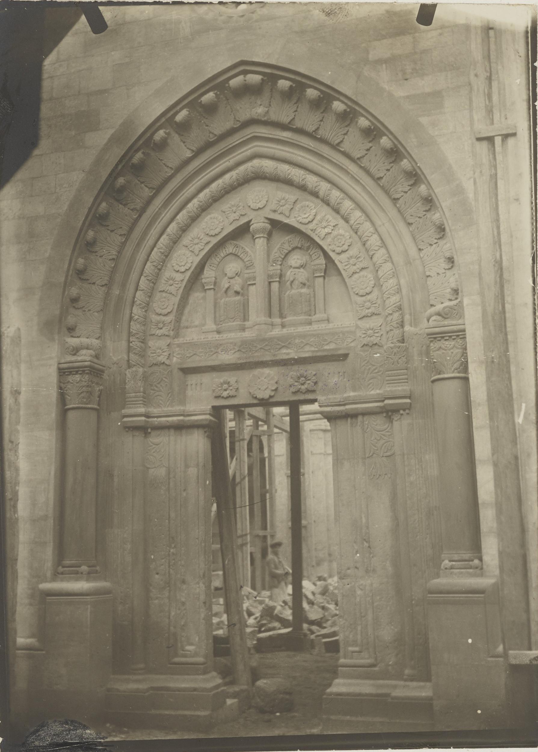 Fotografo non identificato, Conversano - Cattedrale, portale laterale, 1901-1925, gelatina ai sali d'argento/carta, MPI155330