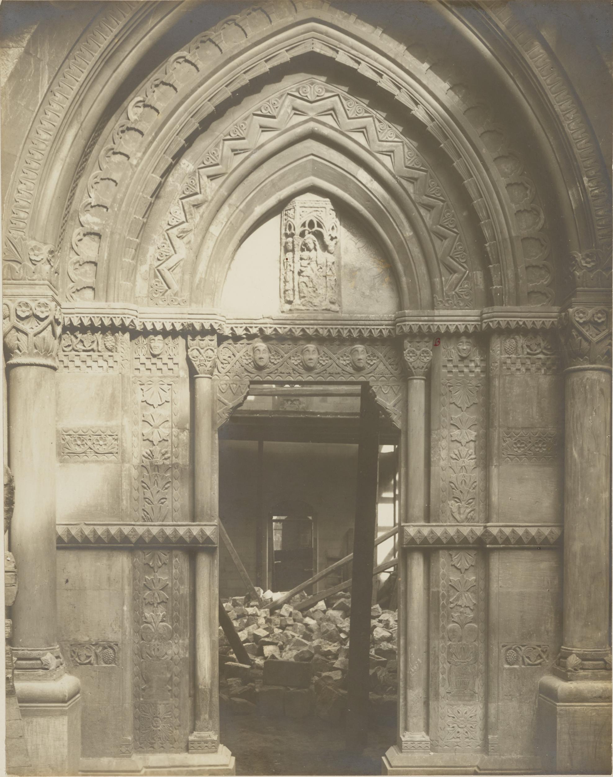 Fotografo non identificato, Conversano - Cattedrale, portale laterale, 1901-1925, gelatina ai sali d'argento/carta, MPI155331