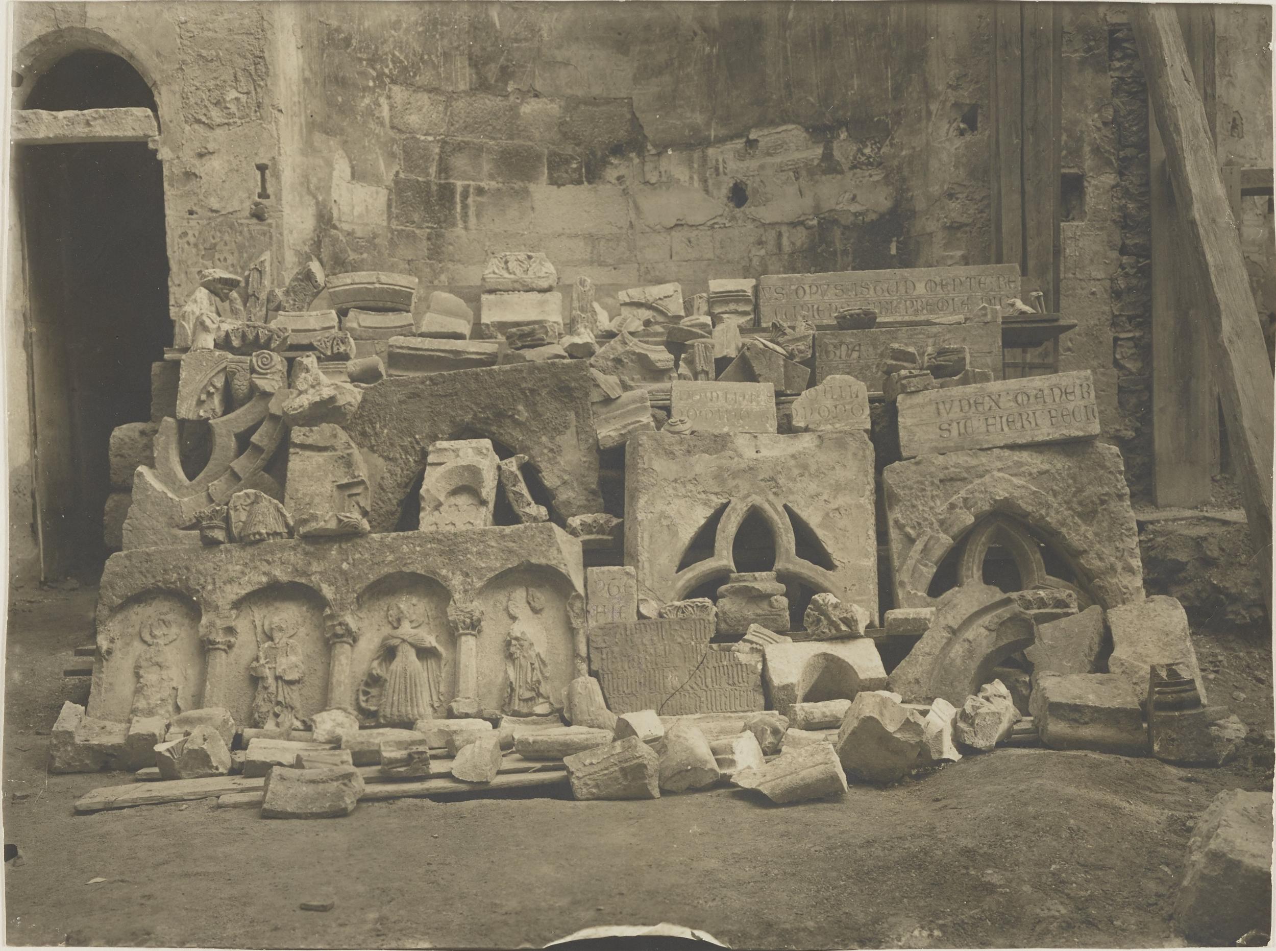 Fotografo non identificato, Conversano - Cattedrale, frammento di decorazione di portale, prima dei restauri del 1914, 1901-1925, gelatina ai sali d'argento/carta,  MPI155342