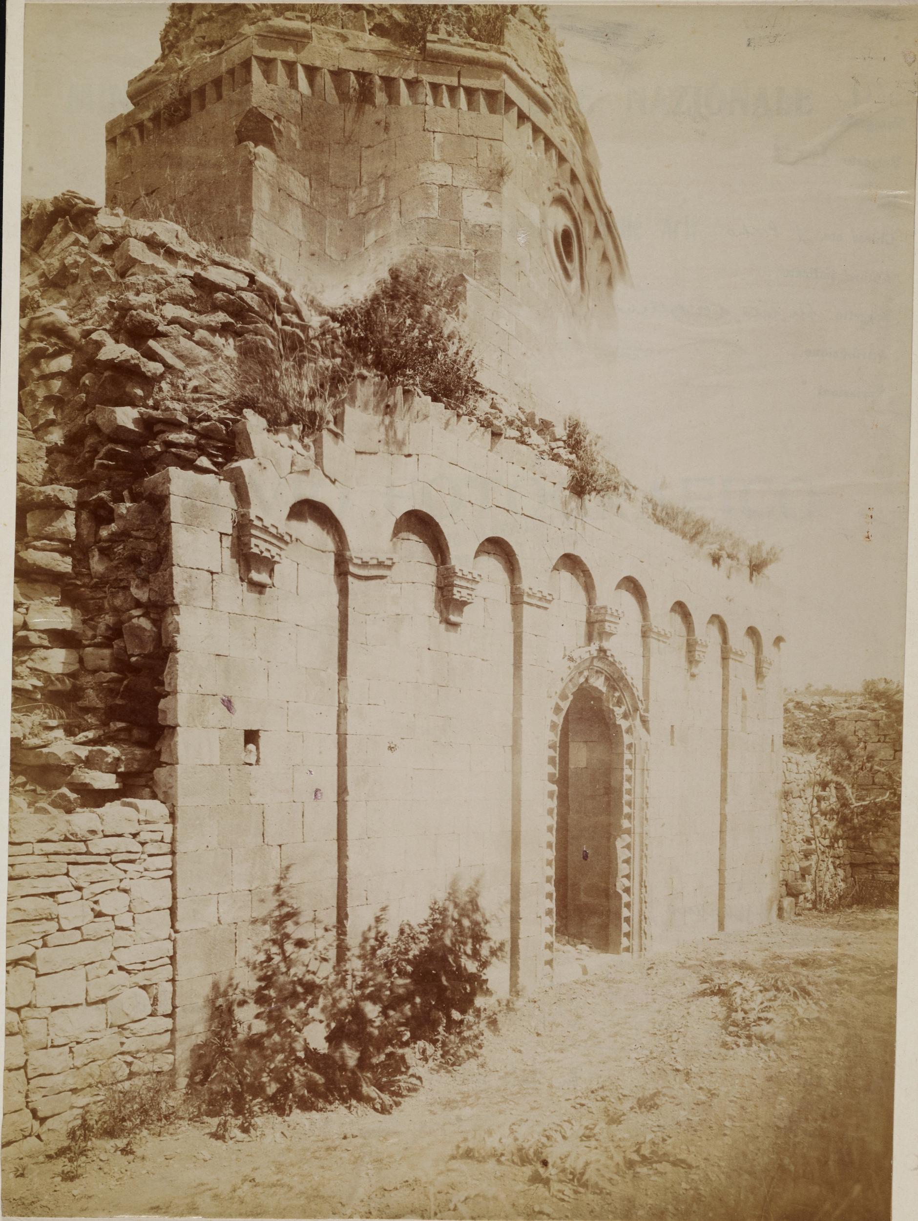 Fotografo non identificato, Modugno - Casale di Balsignano, Chiesa di S. Felice, facciata, cupola, ruderi, 1876-1900, albumina/carta, 32x23 cm, MPI311537