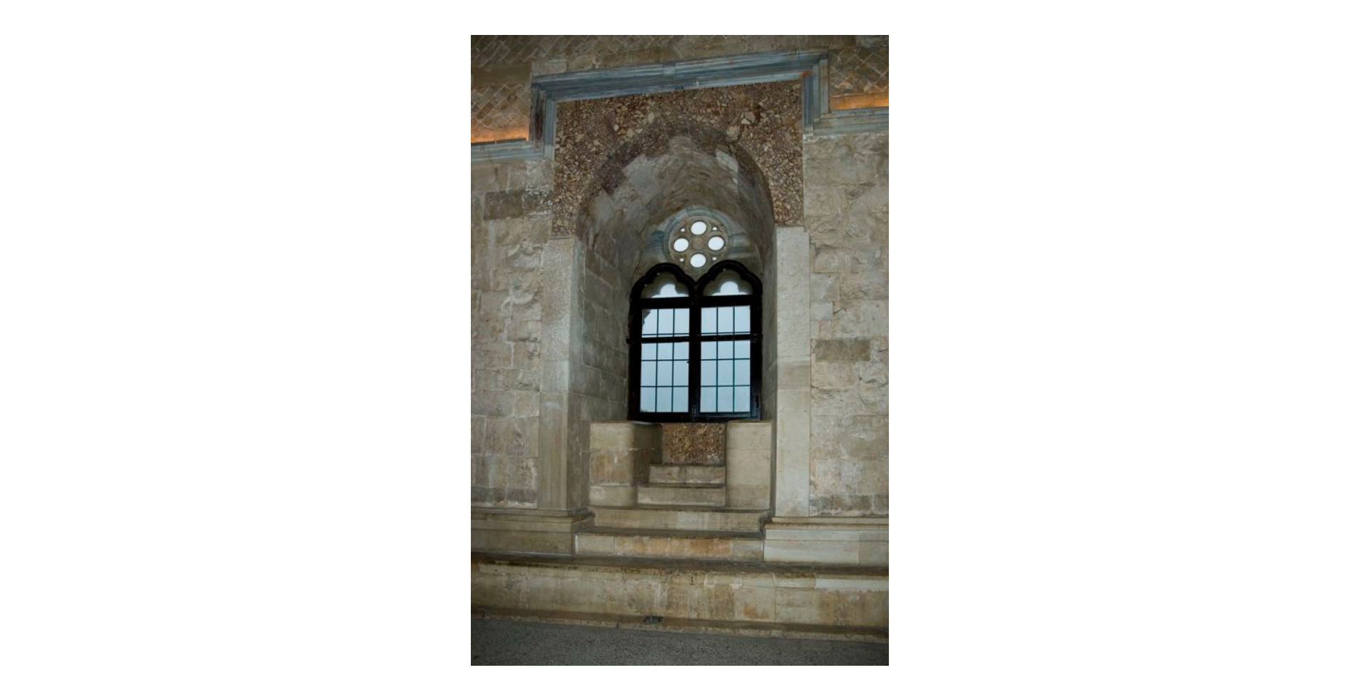 Albino Stocchi - Gerardo Leone, Castel del Monte - pianta ottagonale - stanza trapezoidale con finestra ad arco - interno - Particolare, 2007, fotografia digitale, DGT012337