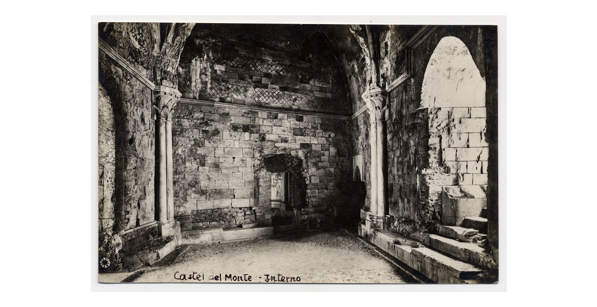 Fotografo non identificato, Andria - Castel del Monte - Interno, 1920-1930, cartolina, FFC005078