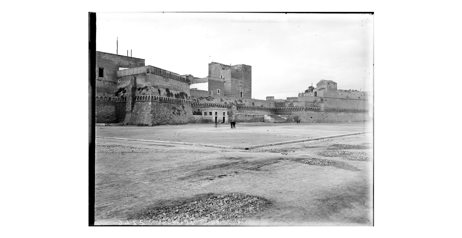 Fotografo non identificato, Bari - Castello, particolare, 1908, gelatina ai sali d'argento/vetro, E002246