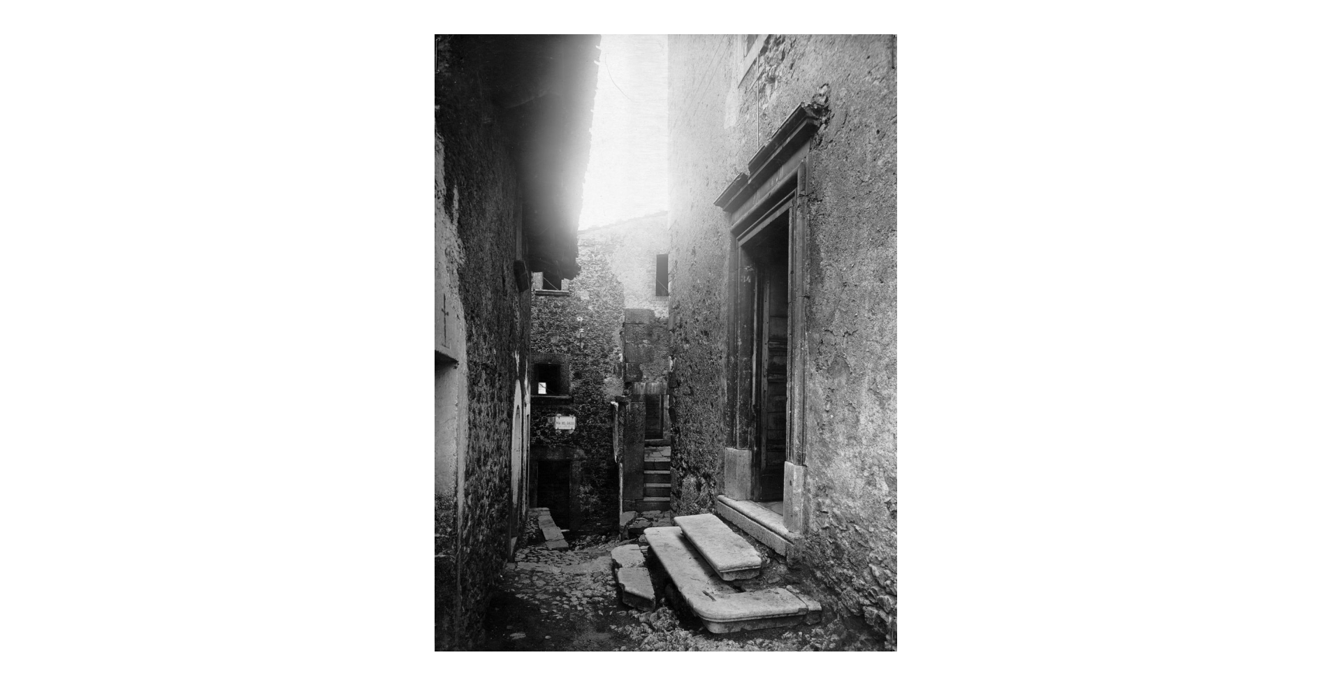 Fotografo non identificato, Borgo o castello medievale - Chiesa di S. Nicola di Bari - Portale, 1901-1950, negativo, 18x24 cm, E008558