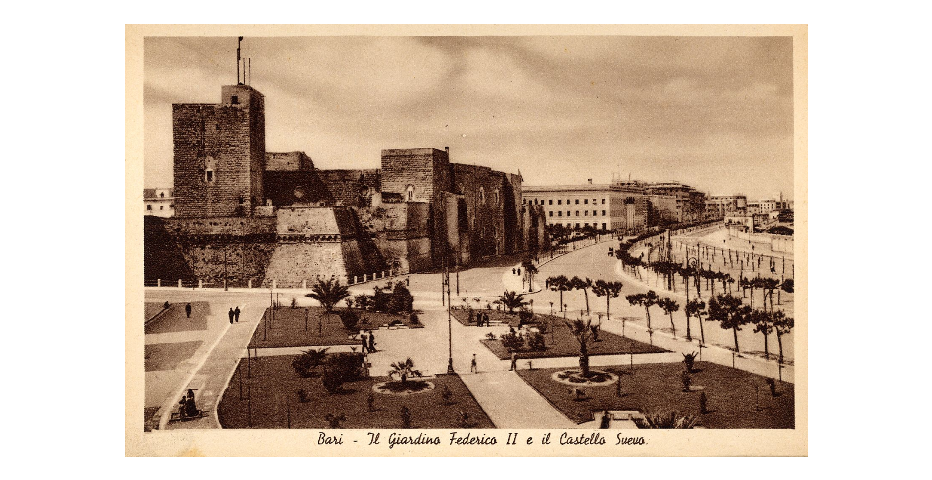 Fotografo non identificato, Bari - Il giardino Federico II e il Castello Svevo, 1925-1940, cartolina, FFC017593