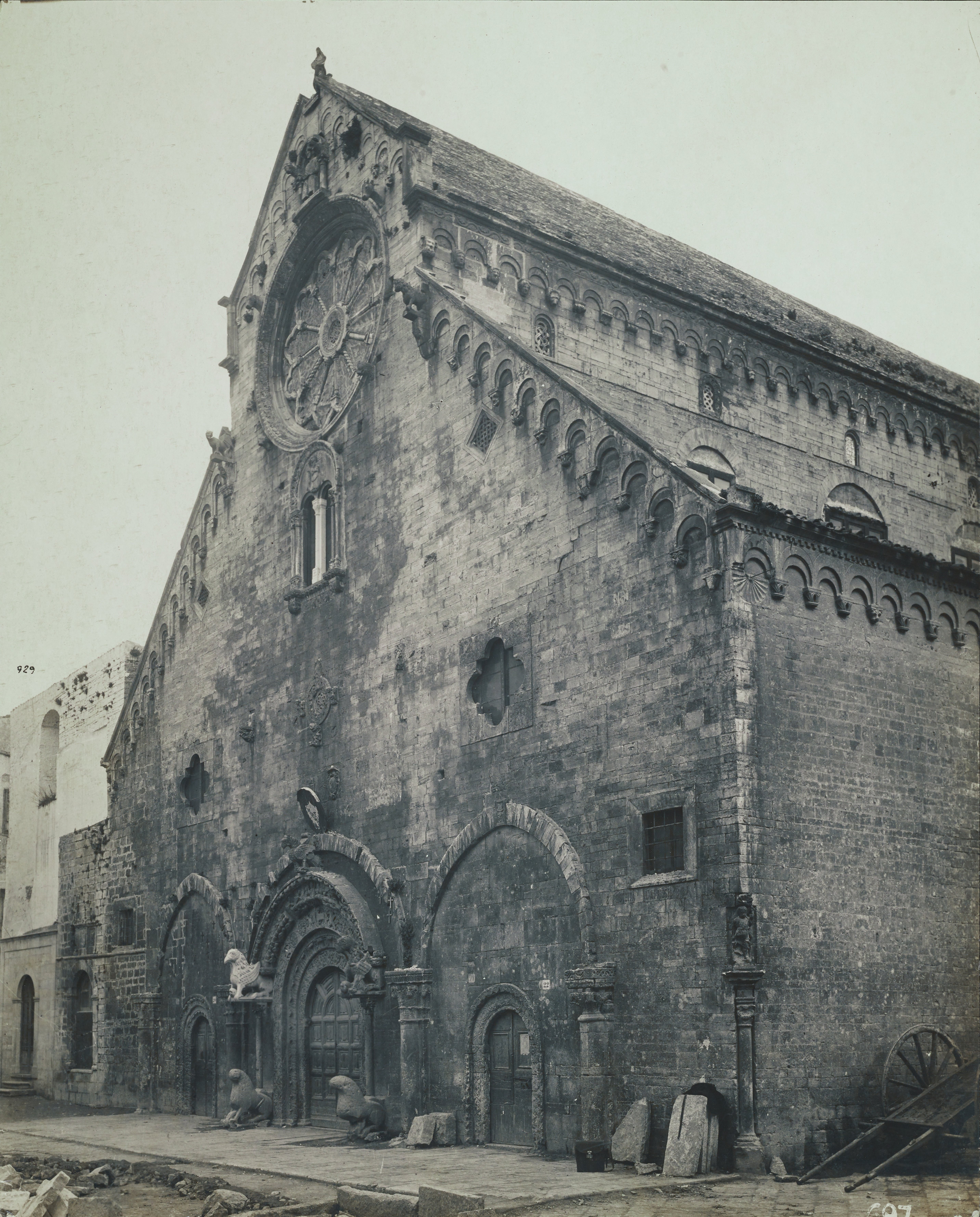 Fotografo non identificato, Ruvo di Puglia - Cattedrale S. Maria Assunta, facciata, 1926-1950, gelatina ai sali d'argento/carta, MPI6091650