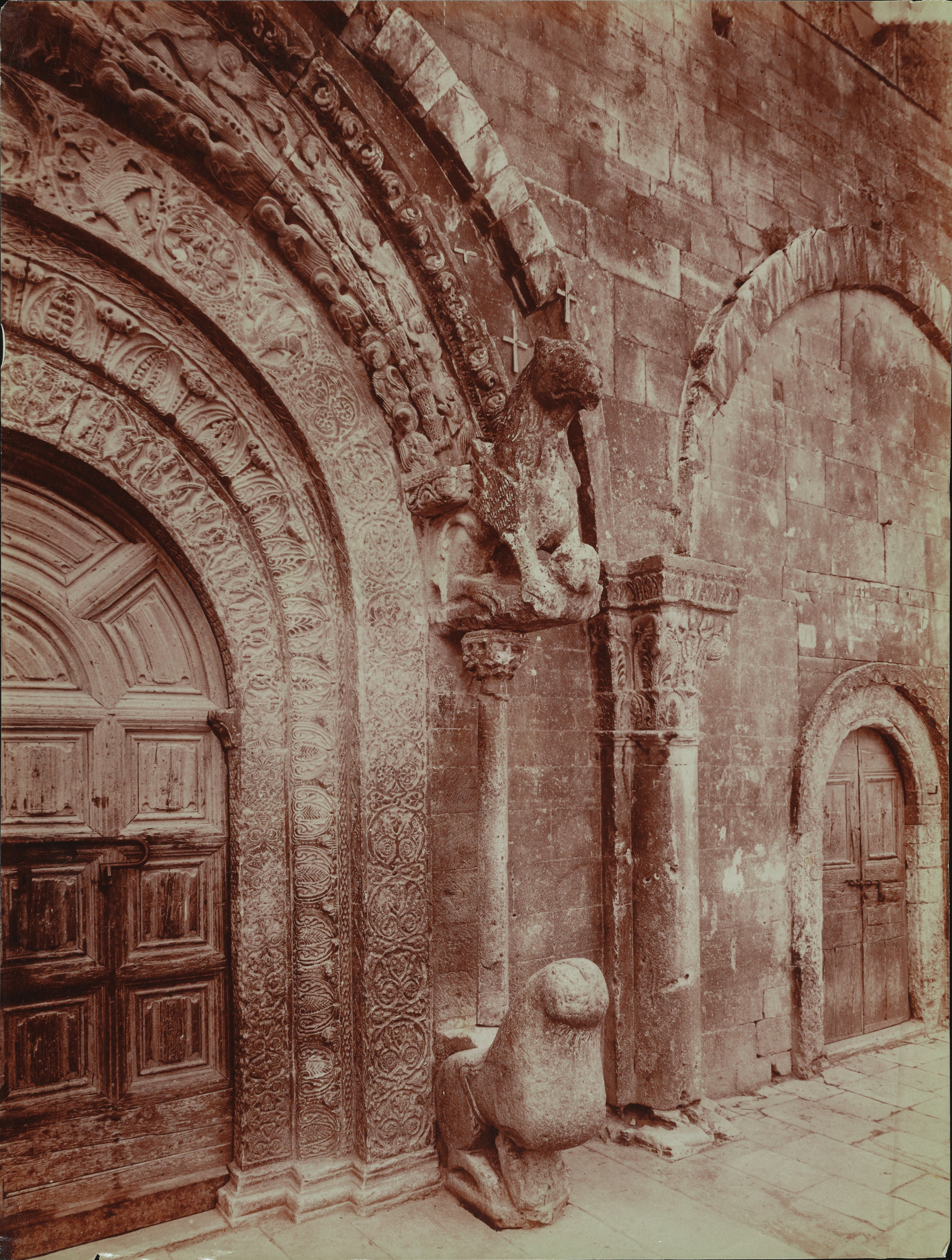 Fotografo non identificato, Ruvo di Puglia - Cattedrale S. Maria Assunta, portale, particolare, 1901-1910,  albumina, MPI6091654