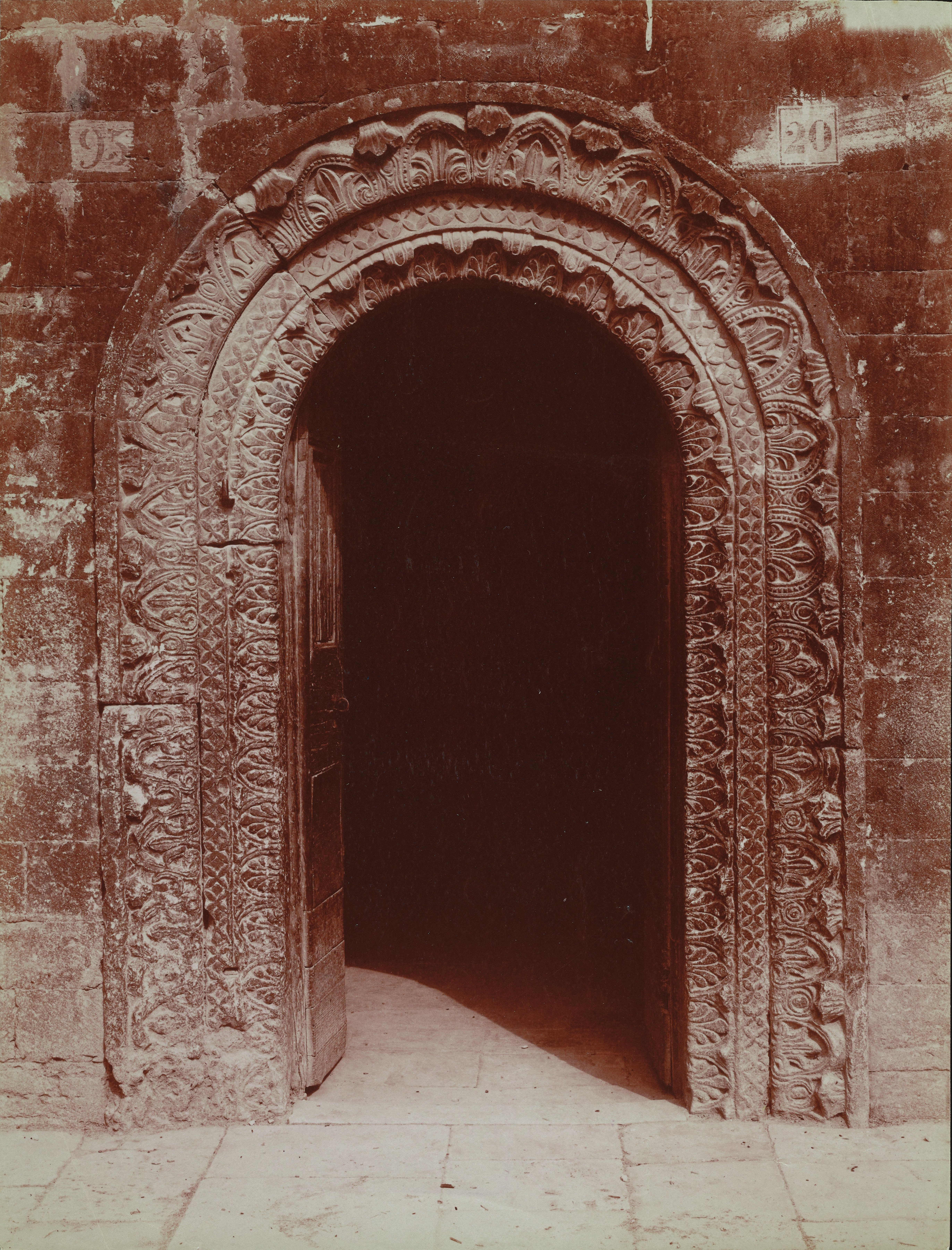 Fotografo non identificato, Ruvo di Puglia - Cattedrale S. Maria Assunta, portale laterale destro, 1901-1910, albumina, MPI6091665