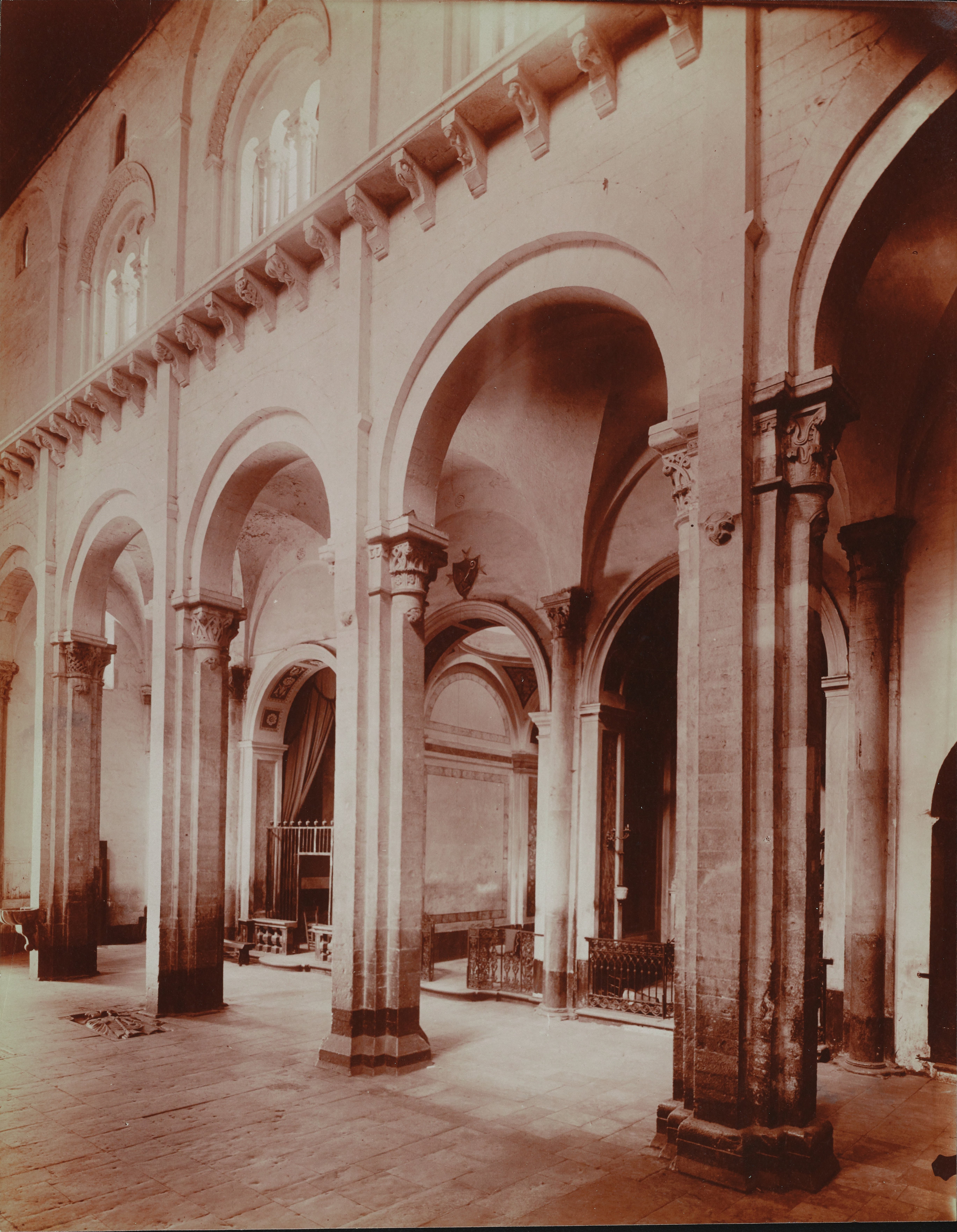 Fotografo non identificato, Ruvo di Puglia - Cattedrale S. Maria Assunta, interno, la navata, 1901-1910, albumina, MPI6091667
