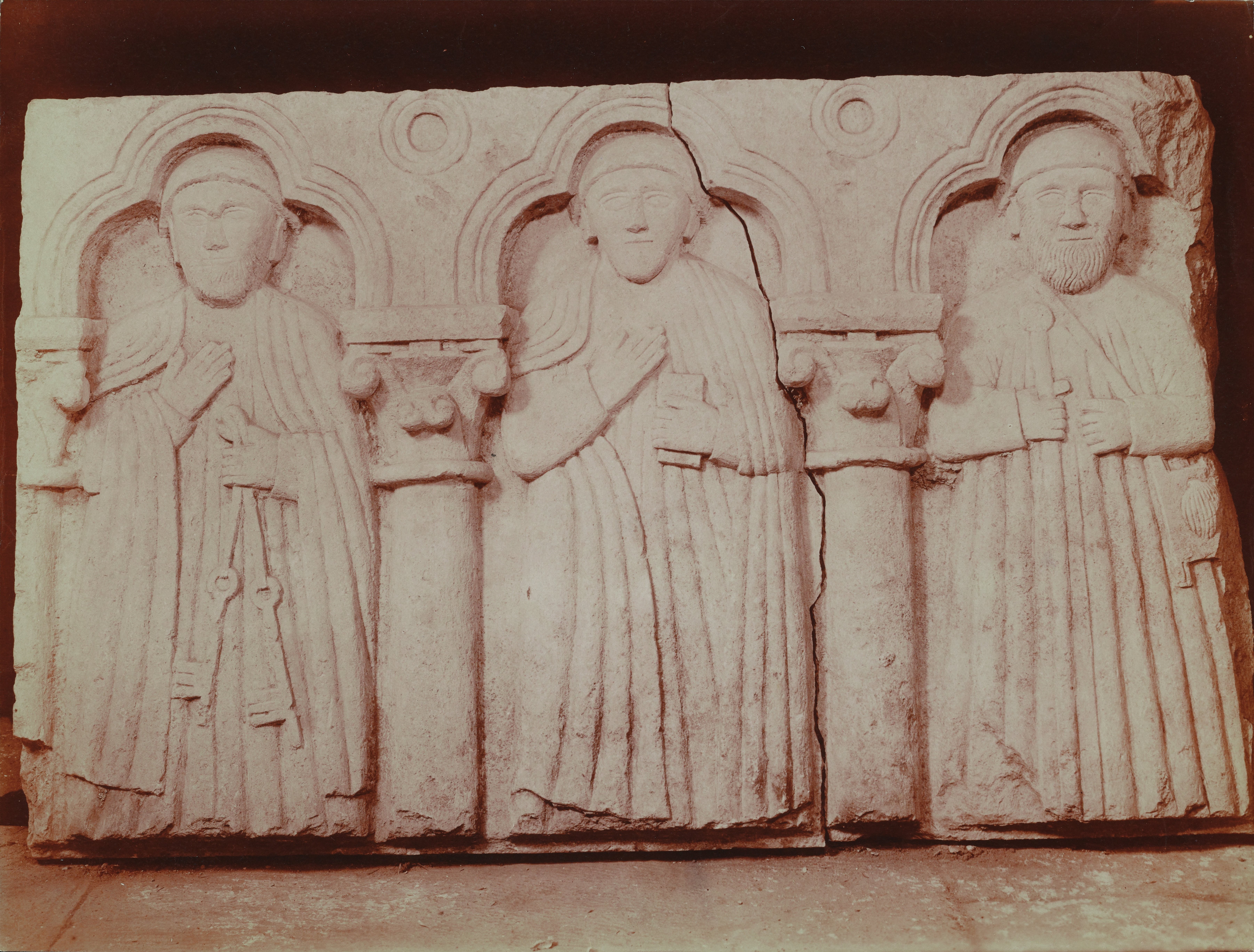 Fotografo non identificato, Ruvo di Puglia - Cattedrale S. Maria Assunta, frammenti di un vecchio altare, 1901-1910, albumina, MPI6091670