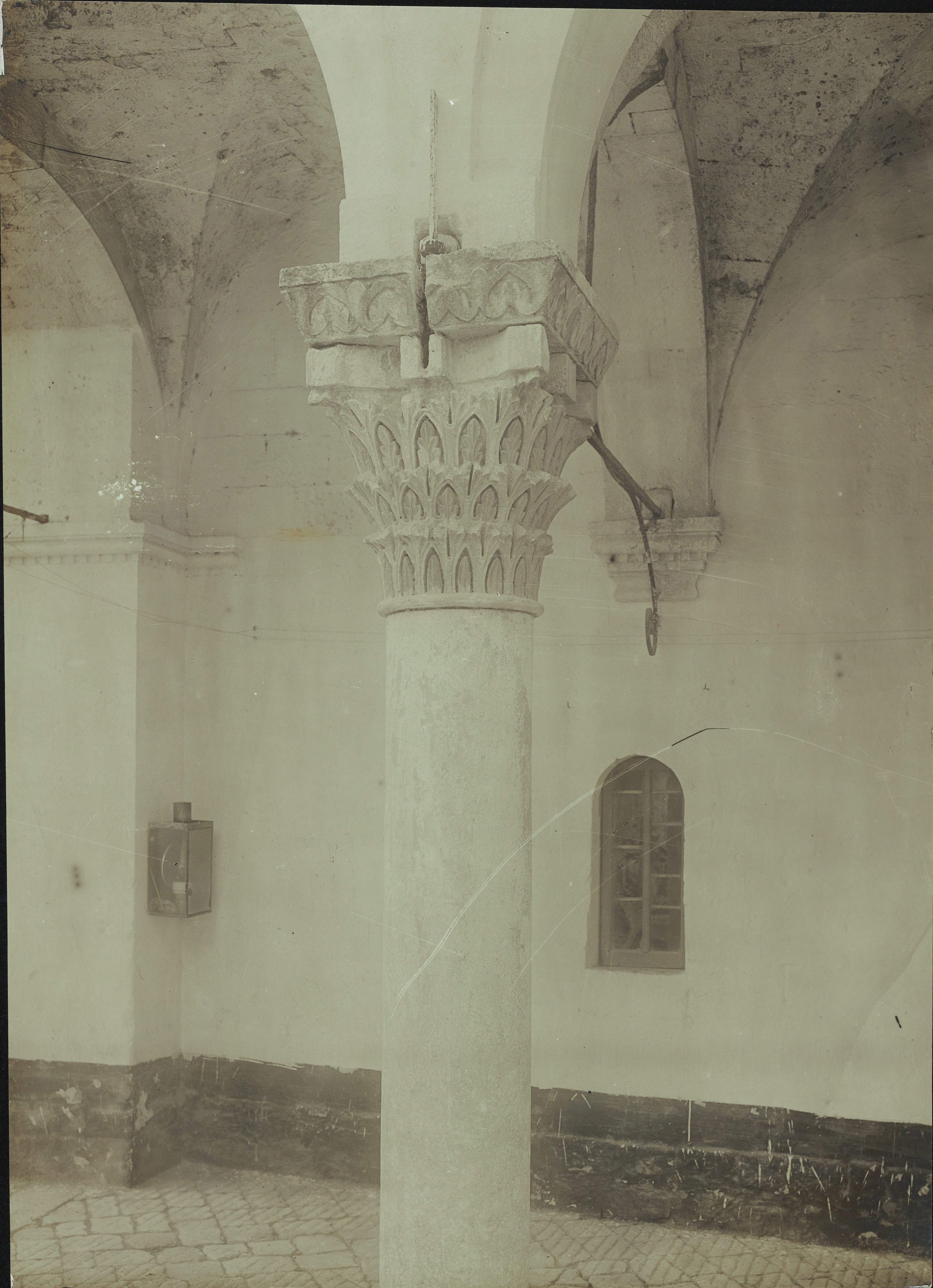 Giovanni Gargiolli, Ruvo di Puglia - Cattedrale S. Maria Assunta, colonna e capitello, 1926-1950, gelatina ai sali d'argento/carta, MPI6091672