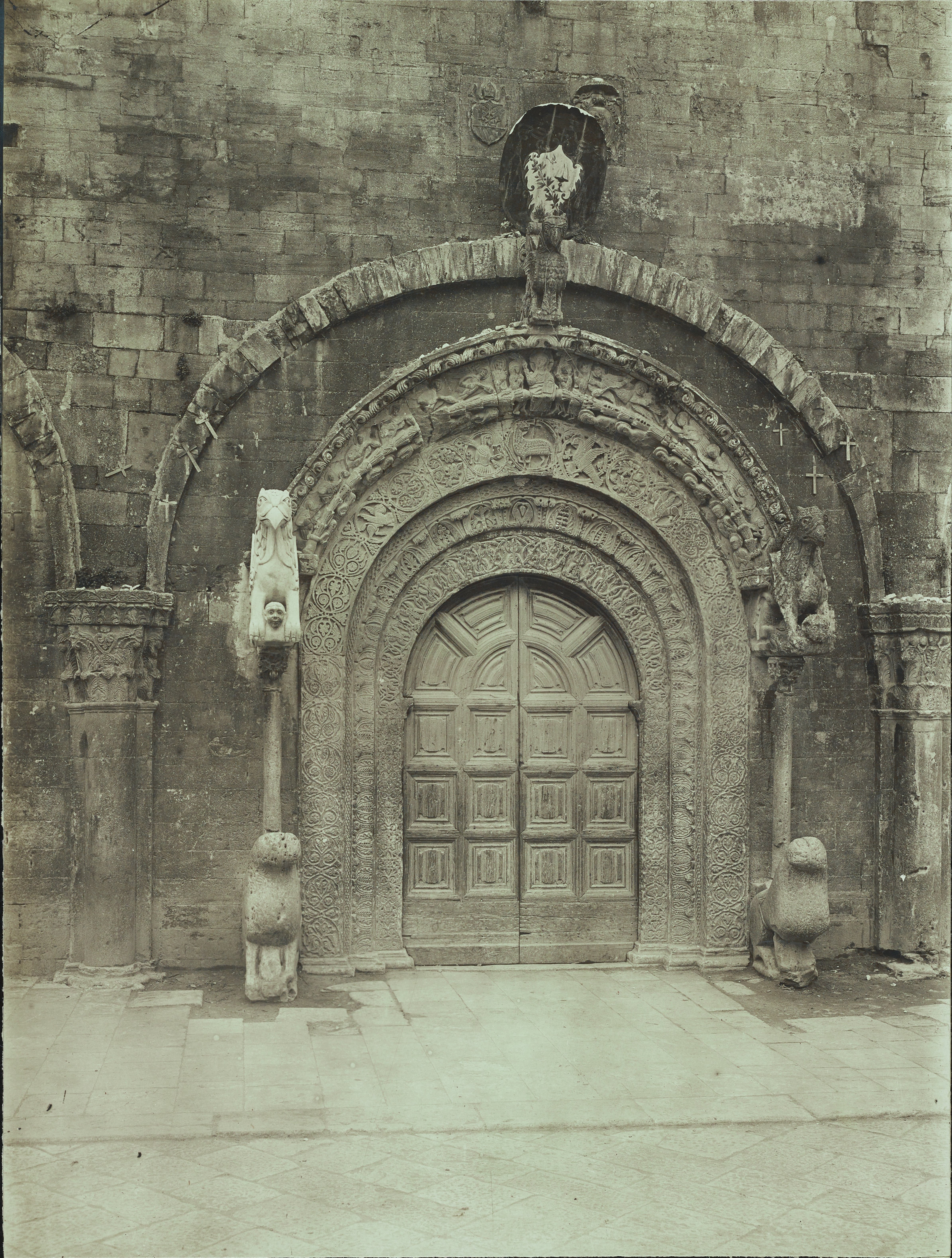 Giovanni Gargiolli,  Ruvo di Puglia - Cattedrale S. Maria Assunta, portale, 1901-1910, gelatina ai sali d'argento/carta, MPI6091674