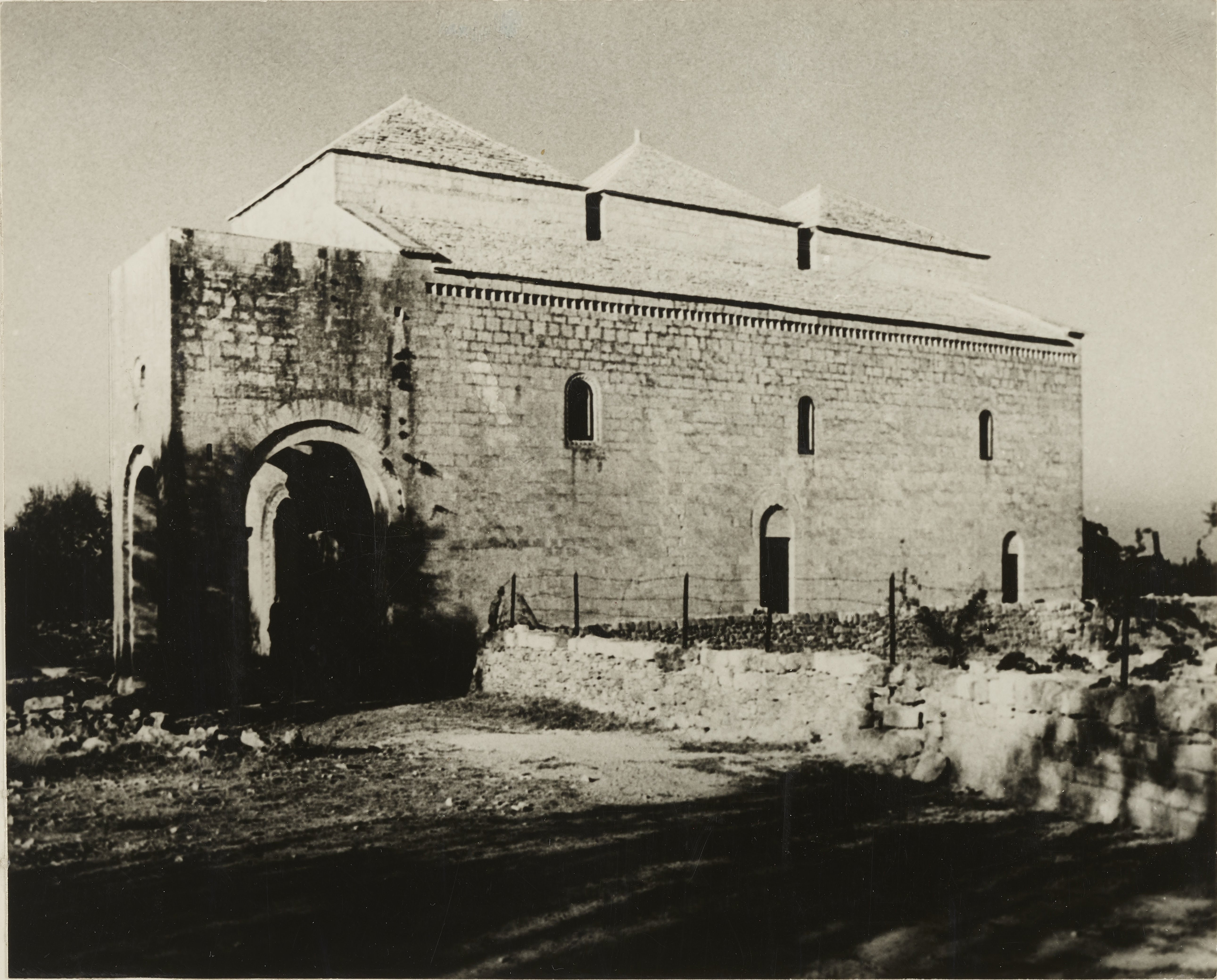 Fotografo non identificato, Valenzano - Chiesa di Ognissanti, fianco sud, 1951-1975, gelatina ai sali d'argento/carta, MPI6074747