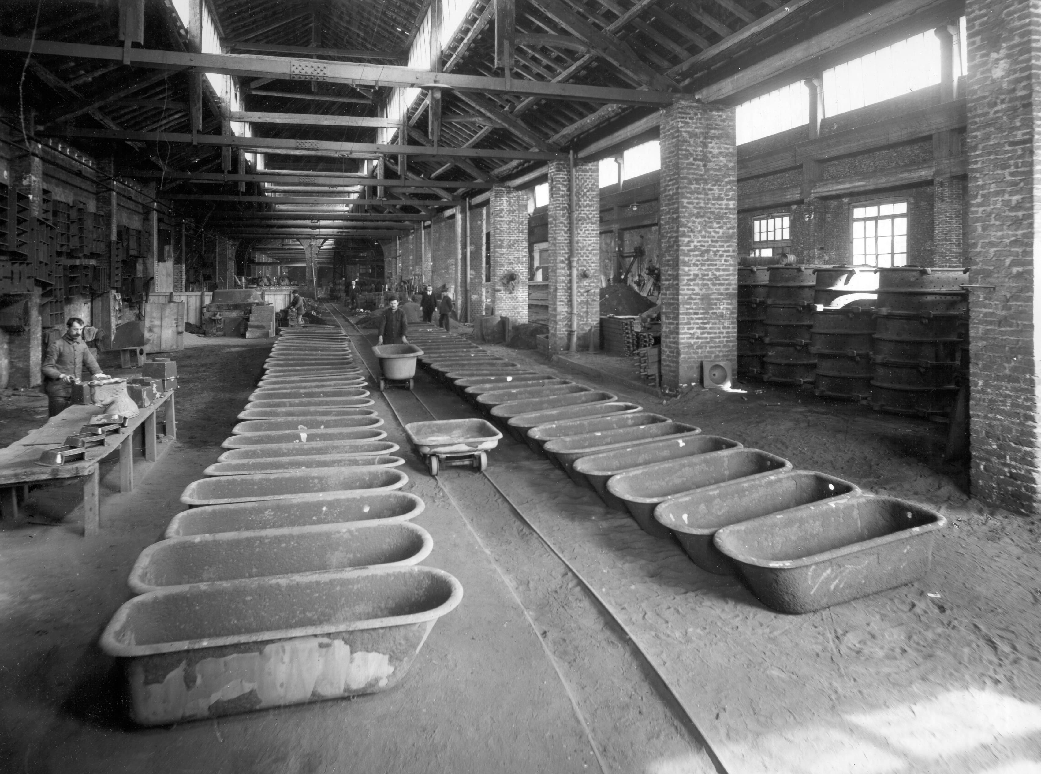 Girolamo Bombelli, Sesto San Giovanni - O.S.V.A. (Officine di Sesto S. Giovanni & Valsecchi A.) - Interno con operai al lavoro, 1951-2000, gelatina ai sali d'argento/ vetro, C018306