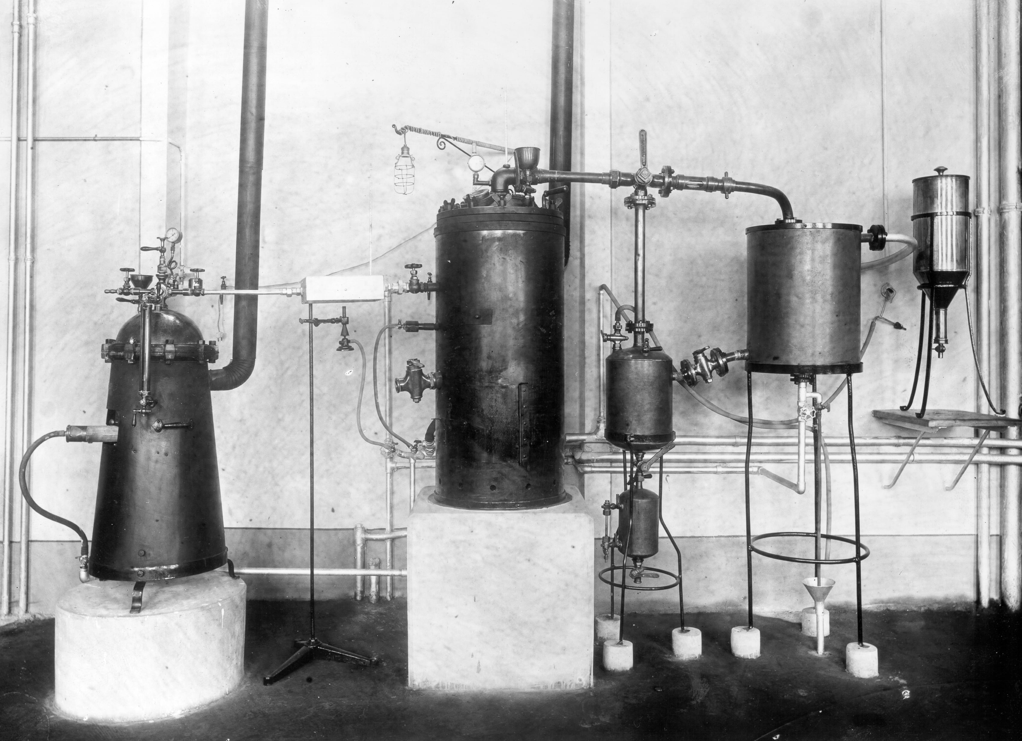 Girolamo Bombelli, Martini & Rossi - Reparto distillatori - attualmente magazzino scorte / Stabilimenti di Pessione (TO), 1951-2000, gelatina ai sali d'argento/vetro, E105334