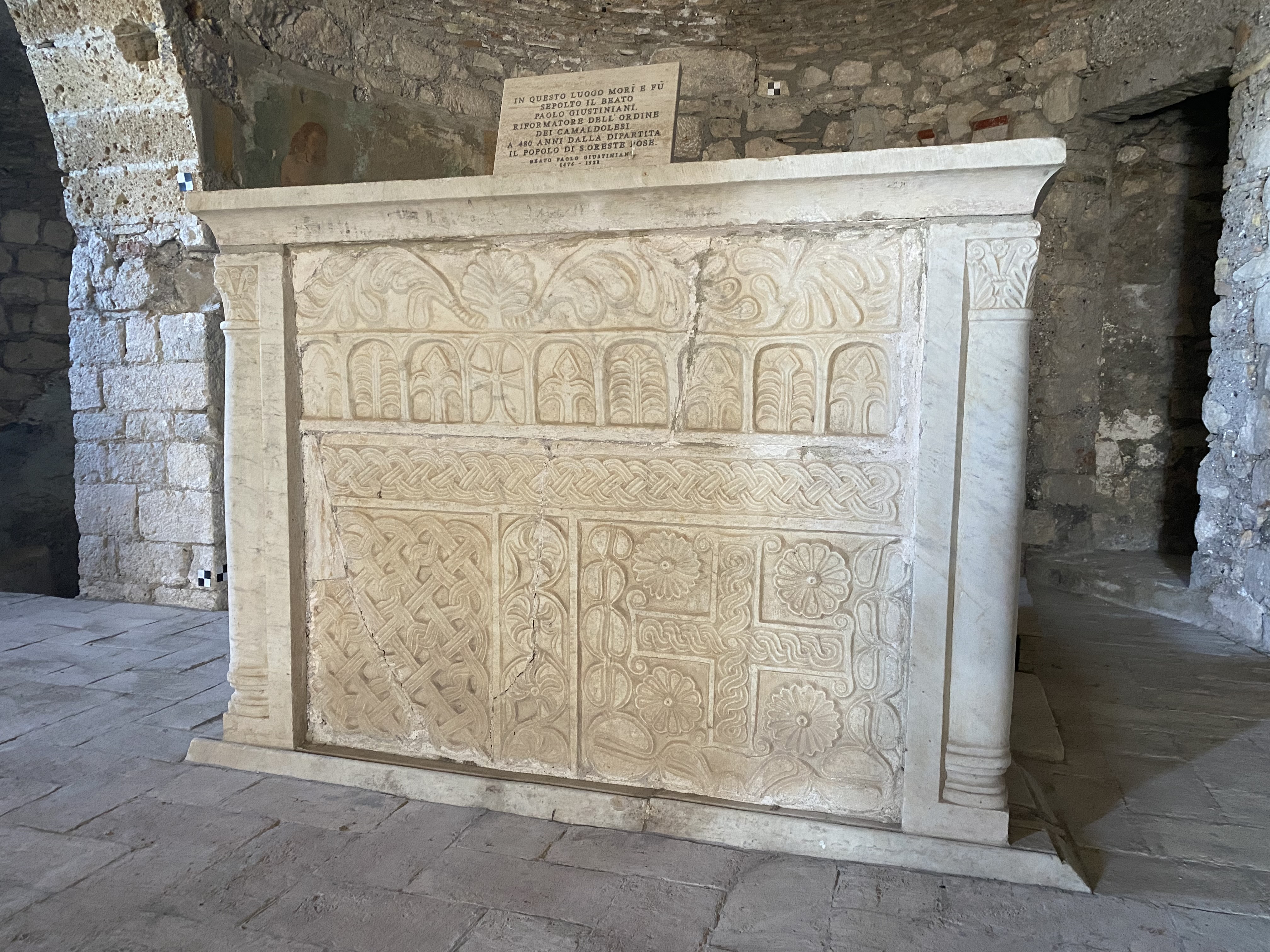 Dalila Segoni, Sant'Oreste - Monte Soratte, Chiesa di S. Silvestro, Altare, 2021, fotografia digitale