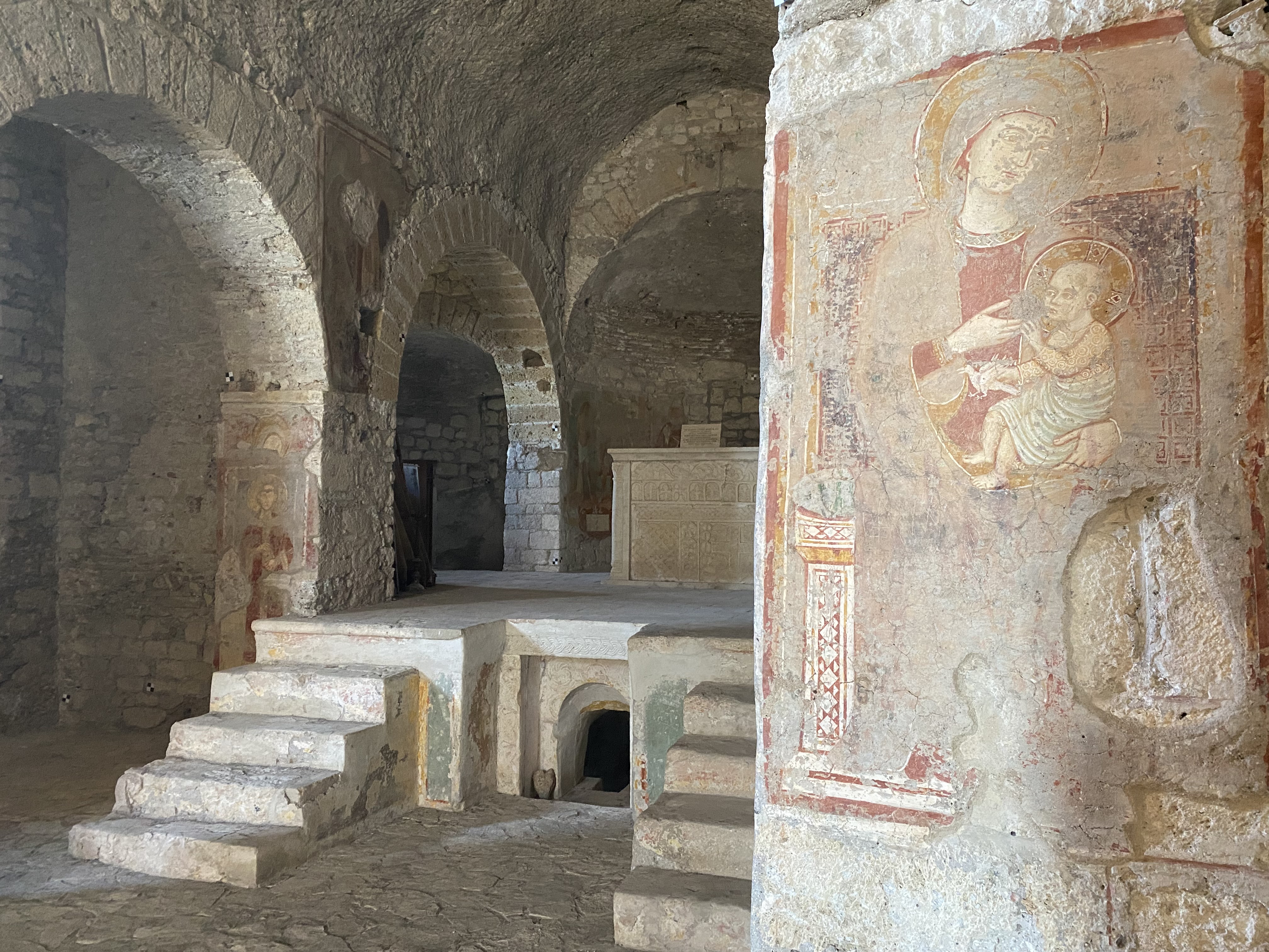 Dalila Segoni, Sant'Oreste - Monte Soratte, Chiesa di S. Silvestro, Veduta del presbiterio, 2021, fotografia digitale