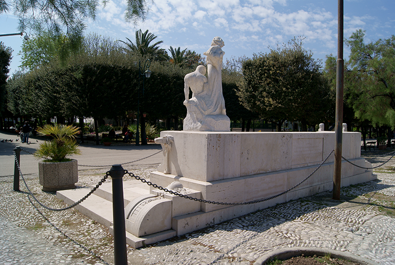 Antonio Bassi, Monumento ai Caduti della Villa Comunale, marmo, 1923, 1600215383