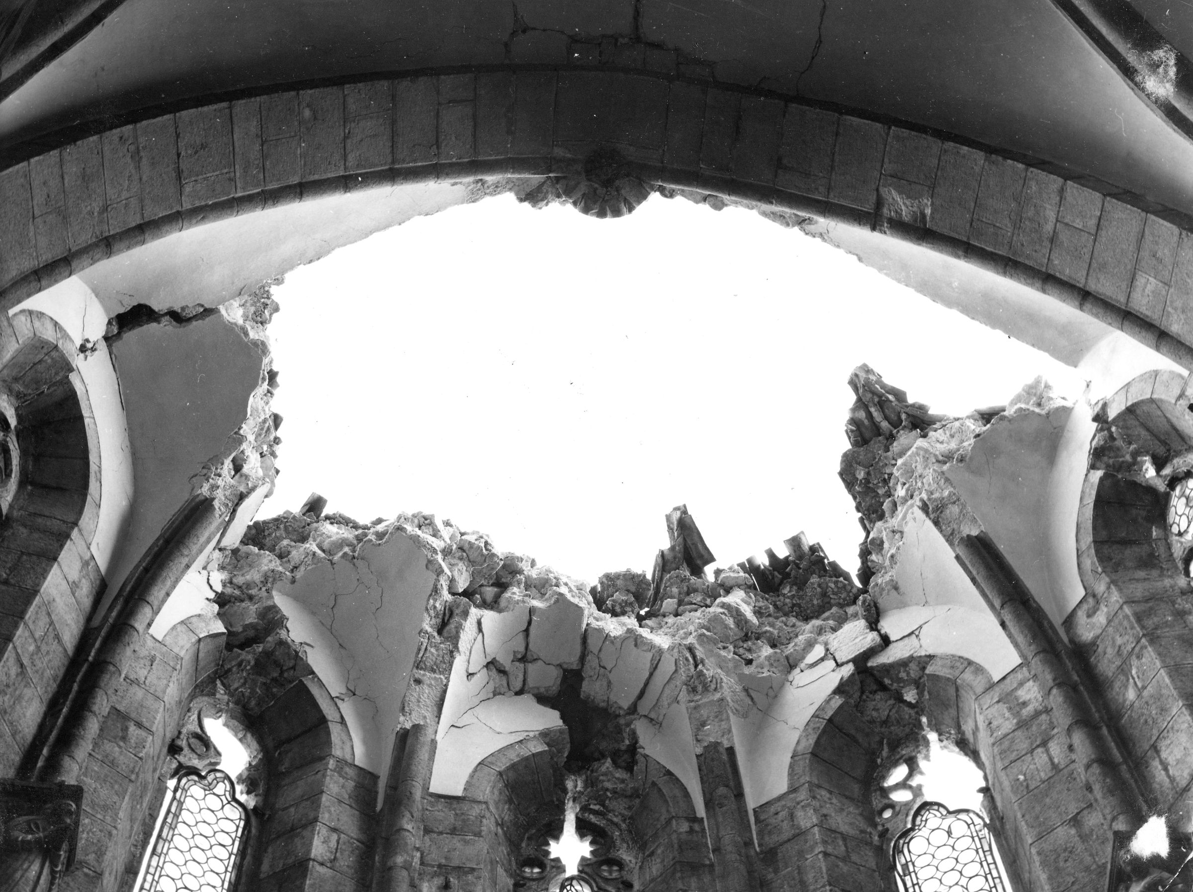 Fotografo non identificato, Venzone - Terremoto, Duomo di S. Andrea Apostolo, abside, vista di dettaglio, interno, 1976, gelatina ai sali d'argento/pellicola (acetati), 6x6cm,  N029849