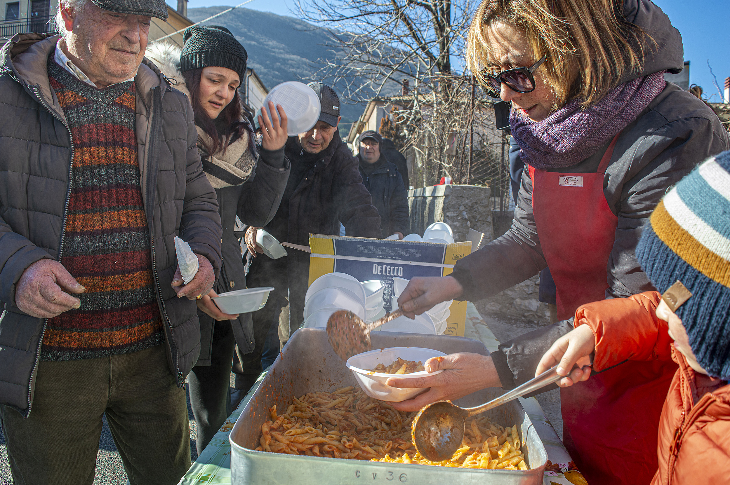 Roberto Monasterio, Distribuzione della pasta su Via del Pozzo, fotografia digitale
