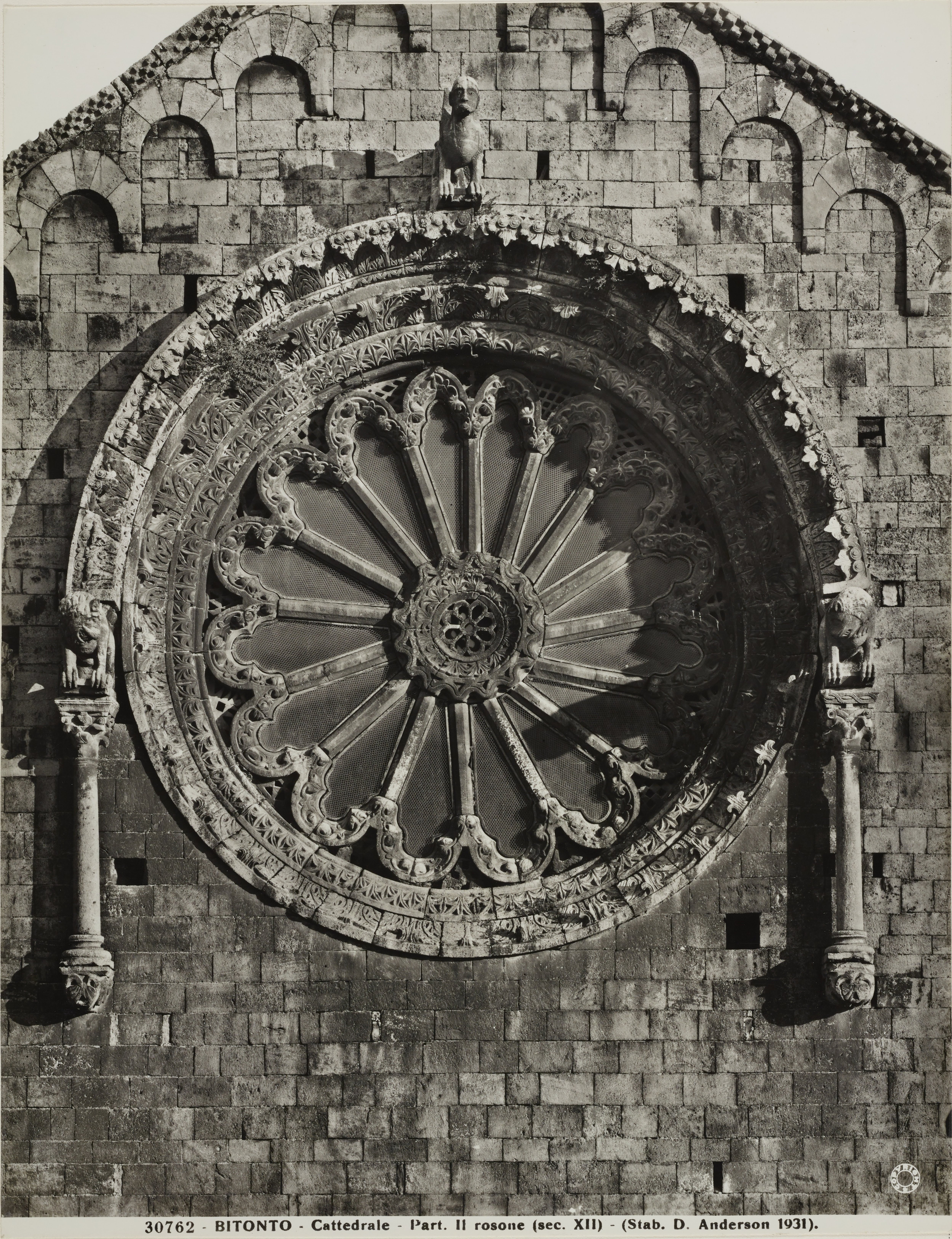 Fotografo non identificato, Bitonto - Cattedrale di S. Valentino, rosone, 1931 ante, gelatina ai sali d'argento/carta, MPI137826