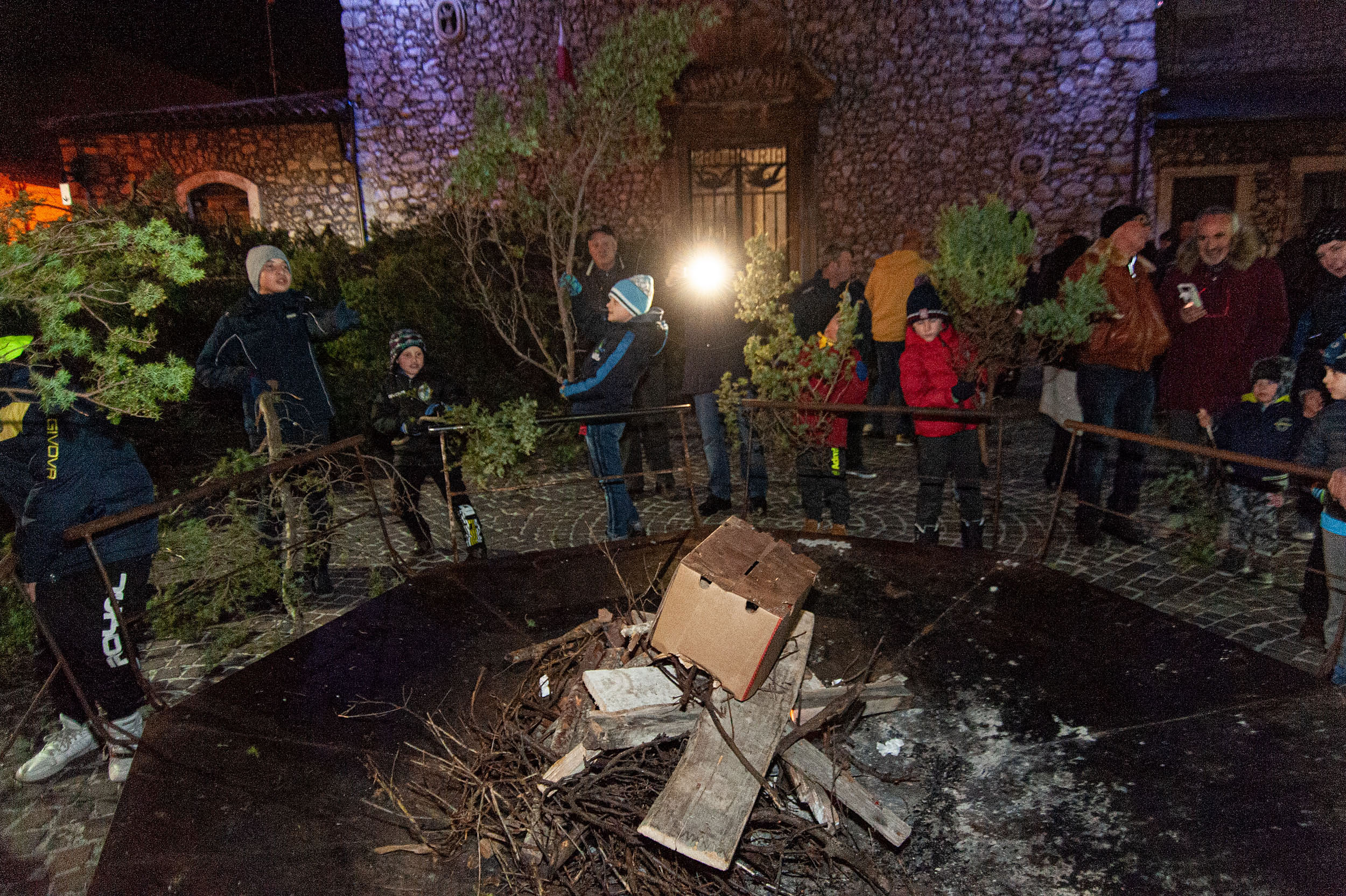 Roberto Monasterio, Preparativi per l’accensione del favore, 2018, fotografia digitale