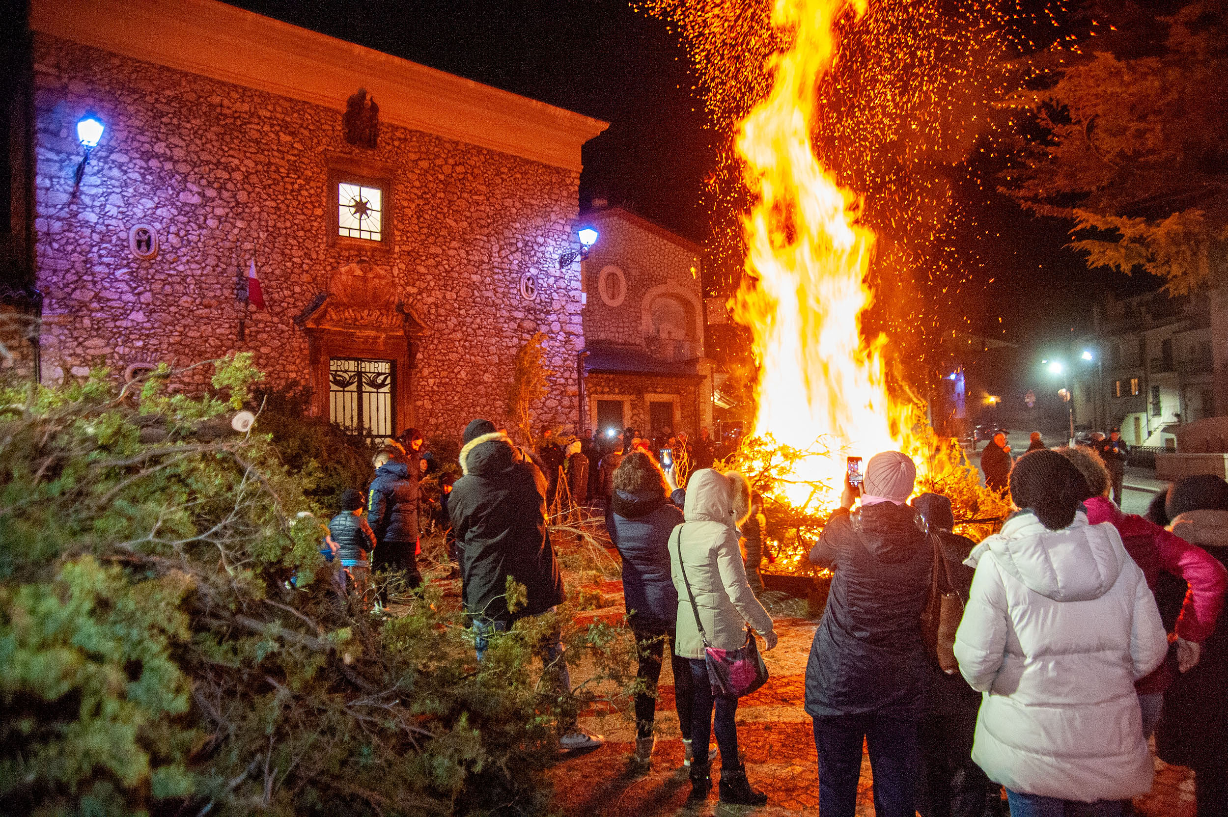 Roberto Monasterio, Il favore acceso in Piazza Ara dei Santi, 2018, fotografia digitale