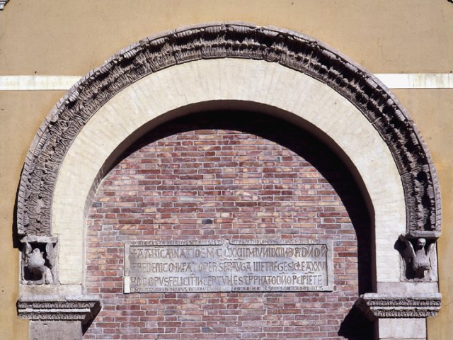 Fotografo non identificato, Foggia. Palazzo Arpi, archivolto del portale