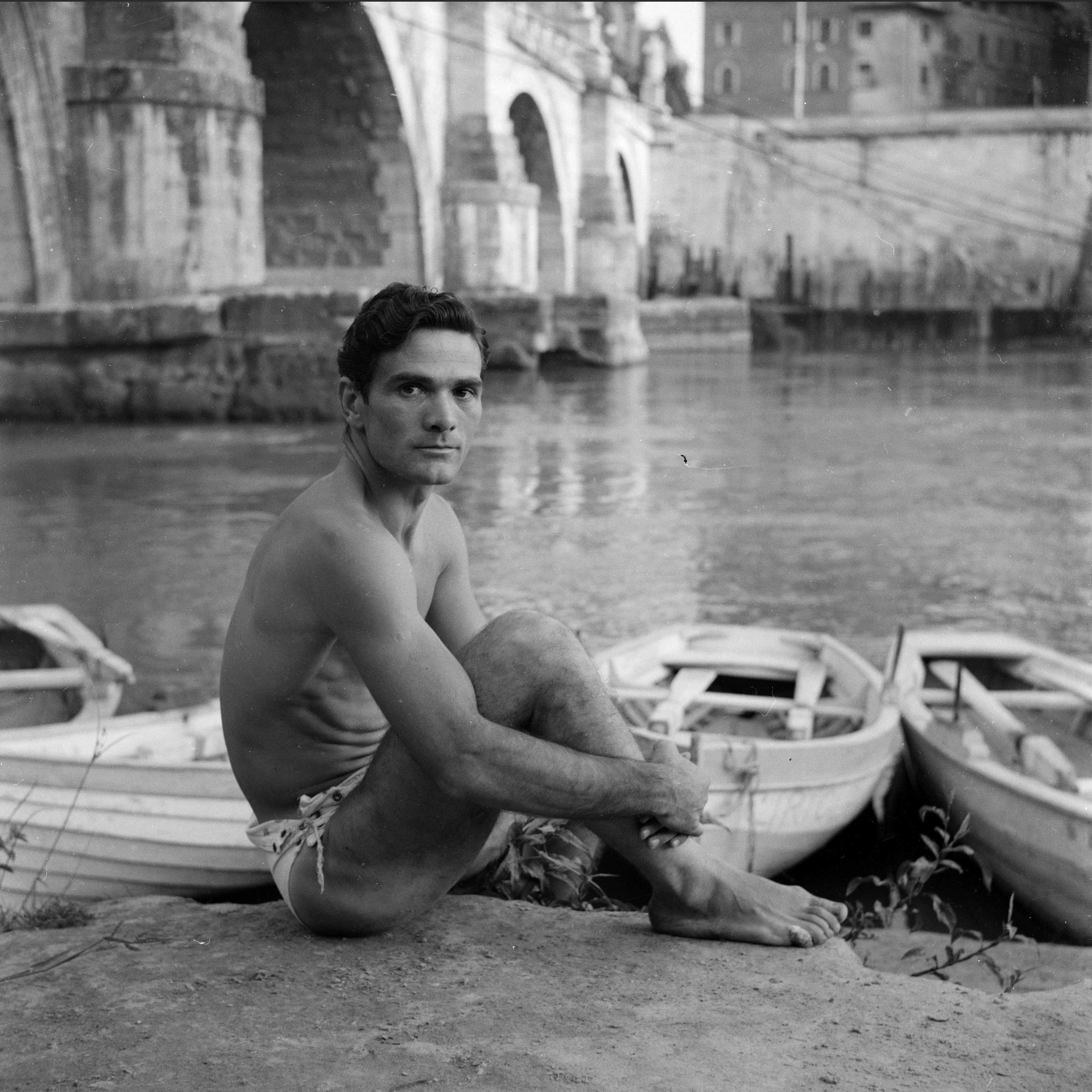 Drudi, Gabriella attr., Roma - Pier Paolo Pasolini sulla sponda del Tevere, 1950-1955 ca., gelatina ai sali d'argento/ pellicola, 6x6 cm, FSN0099_9_3