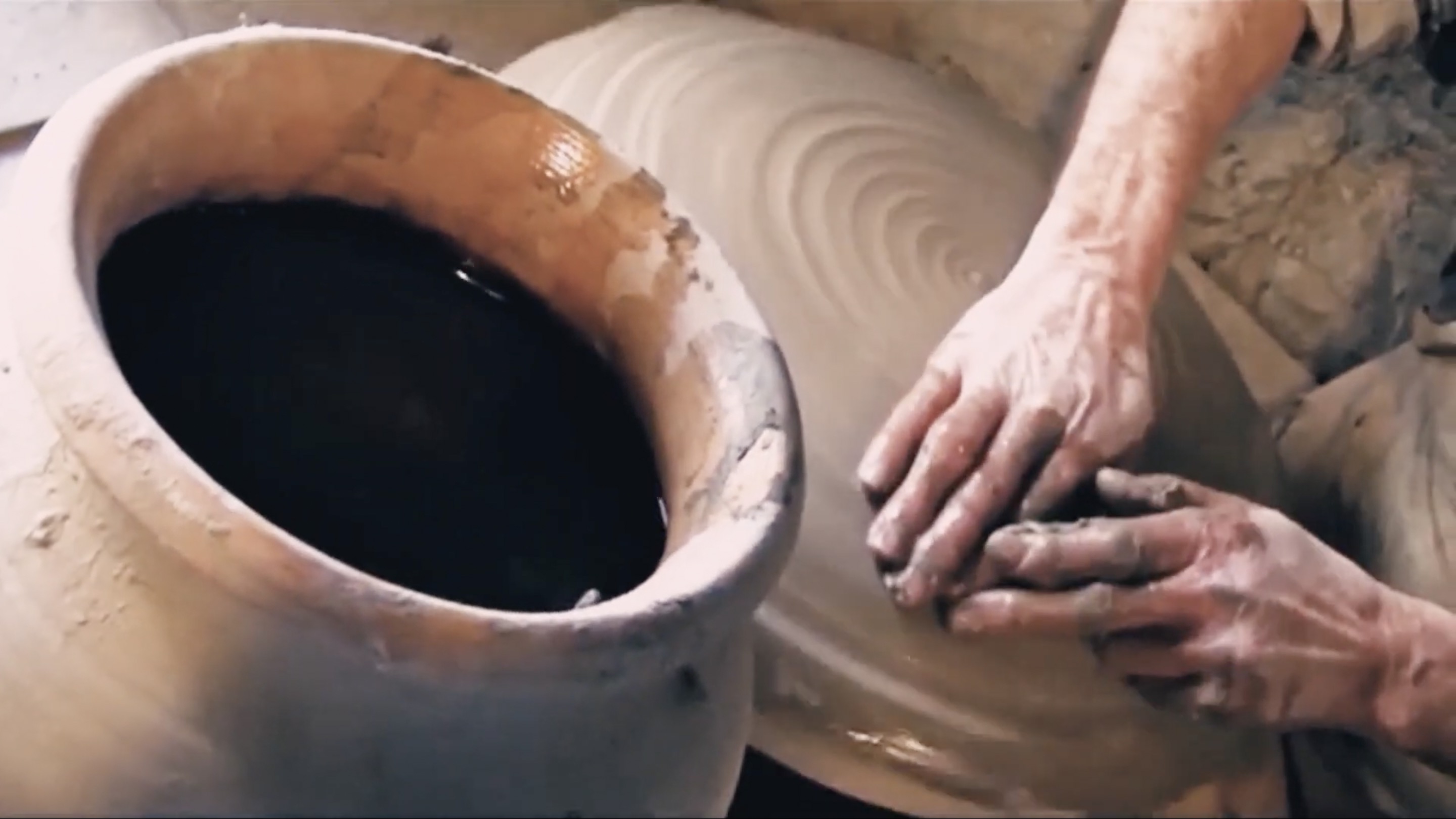 Fermo immagine, lavorazione di un piatto di argilla (XXI), Abruzzo, TE, Castelli, ICCD_MODI_0982353386541