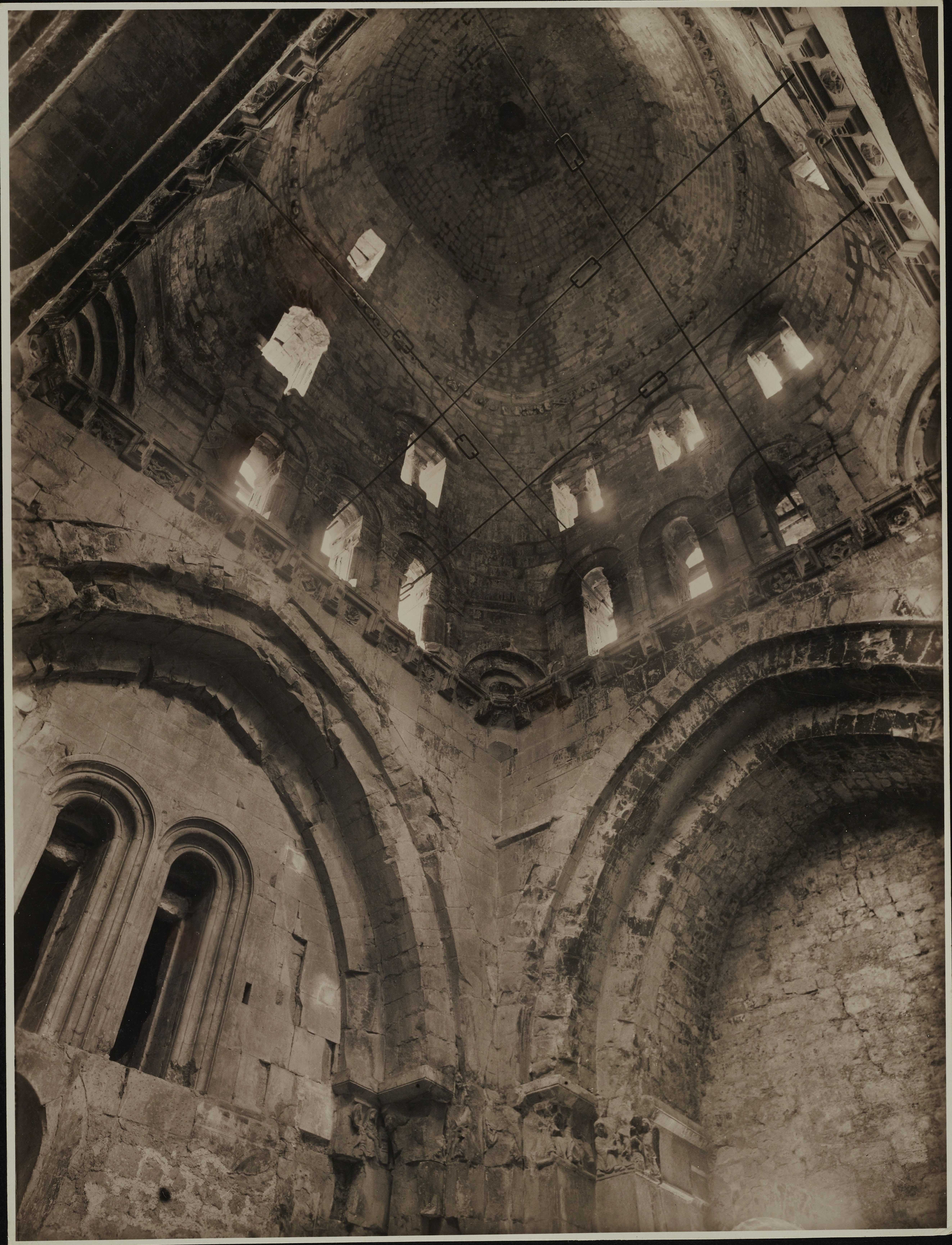 Antonio Ceccato, Monte Sant'Angelo - Battistero di S. Giovanni, detto Tomba di Rotari, interno, 1938, gelatina ai sali d'argento, MPI6066640