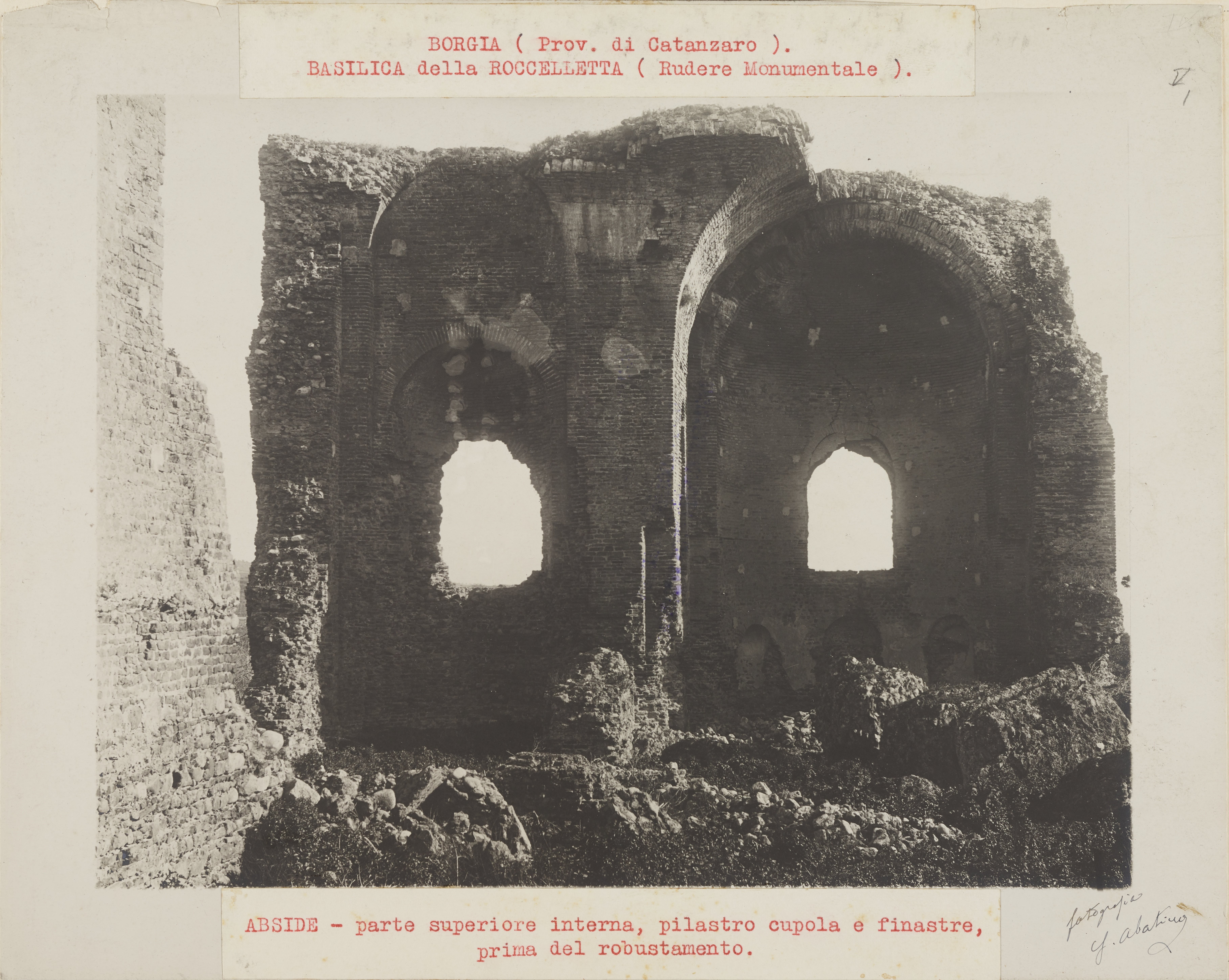 Abatini, G., Borgia - Chiesa di S. Maria della Roccella, interno, abside prima dei lavori di consolidamento, 1915 – 1917 ca., gelatina ai sali d'argento, MPI323520
