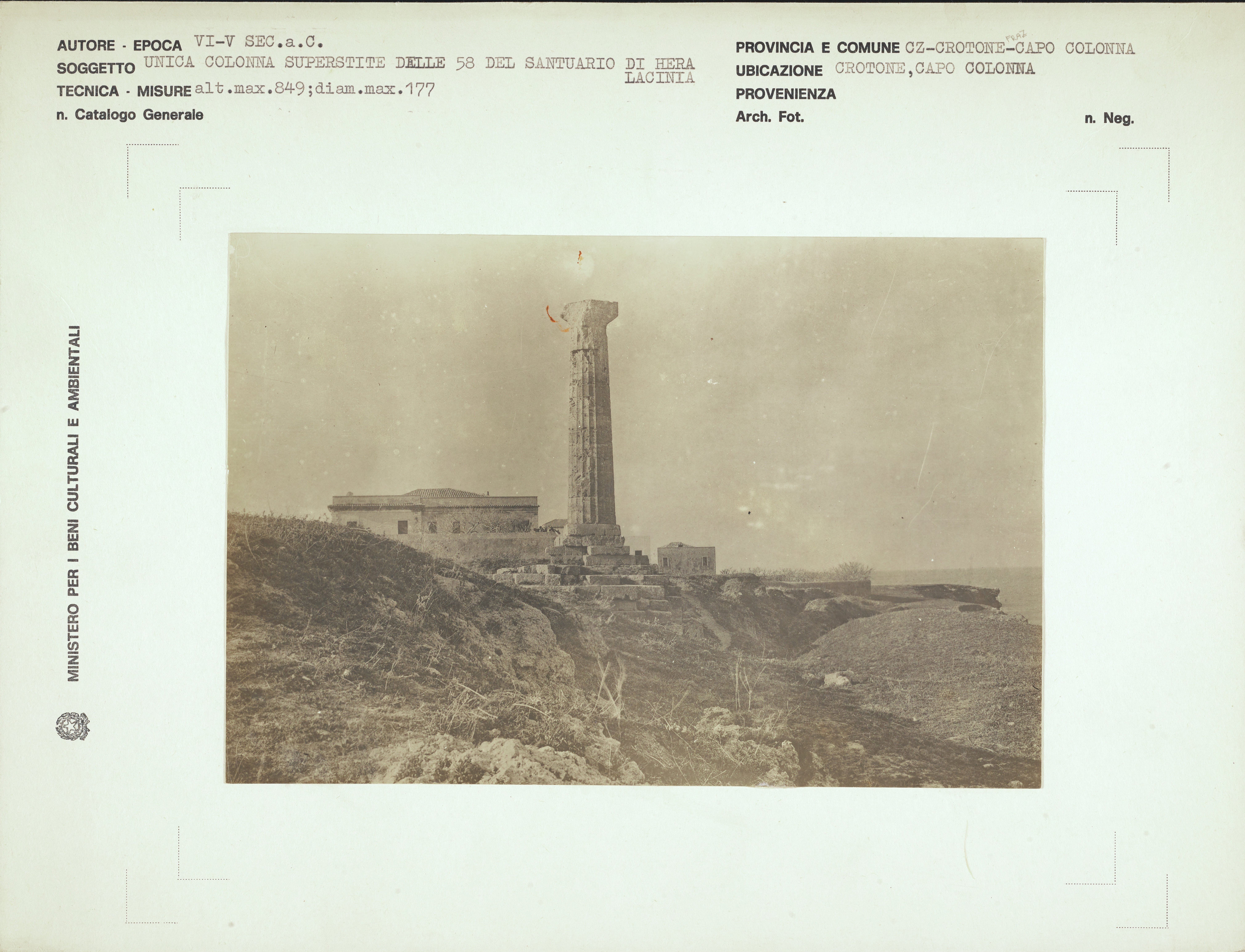 Fotografo non identificato, Crotone, Capo Colonna - unica colonna superstite delle 58 del Santuario di Hera Lacinia, gelatina ai sali d'argento, MPI156827