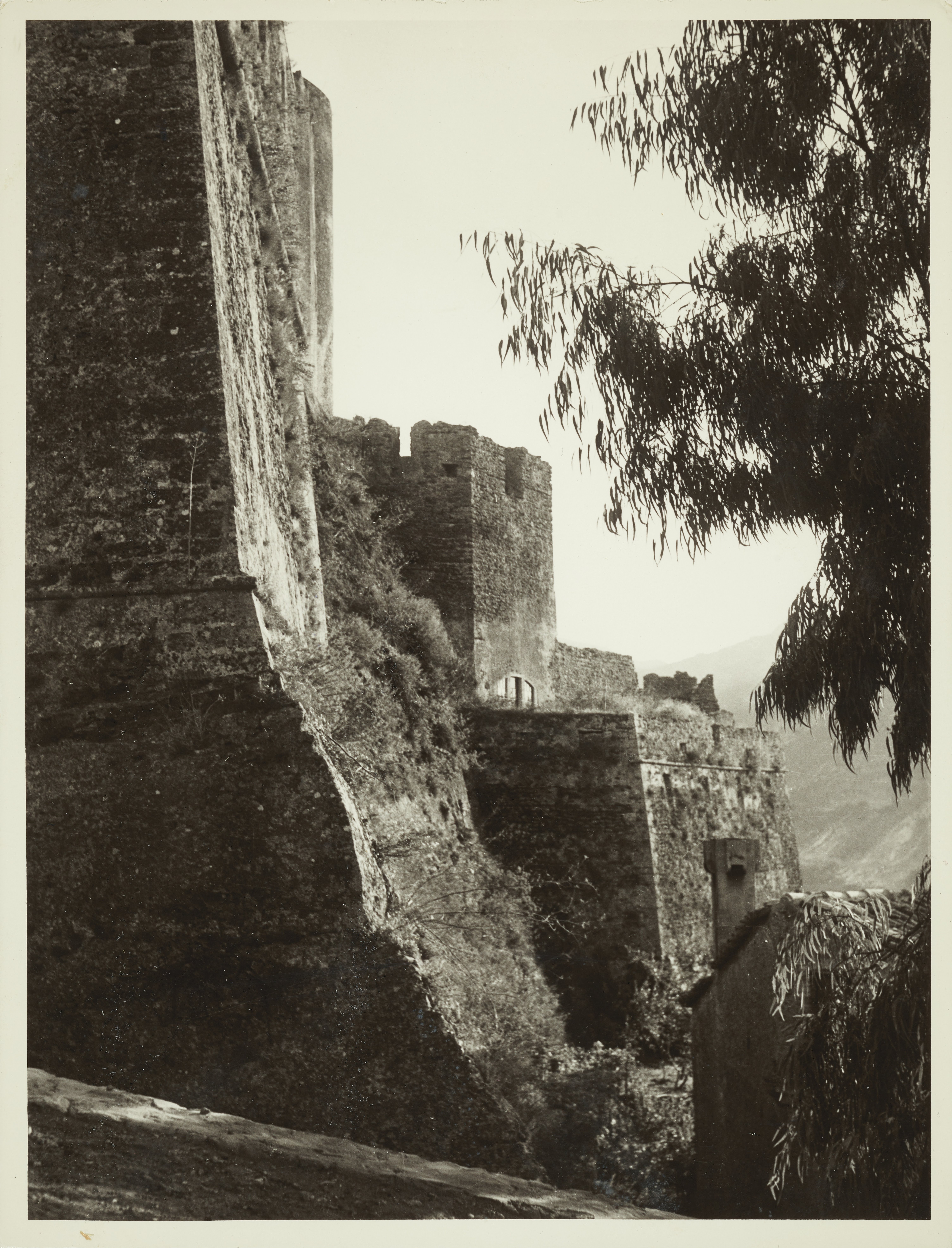 Fotografo non identificato, Santa Severina - Castello, le mura, MPI6094675