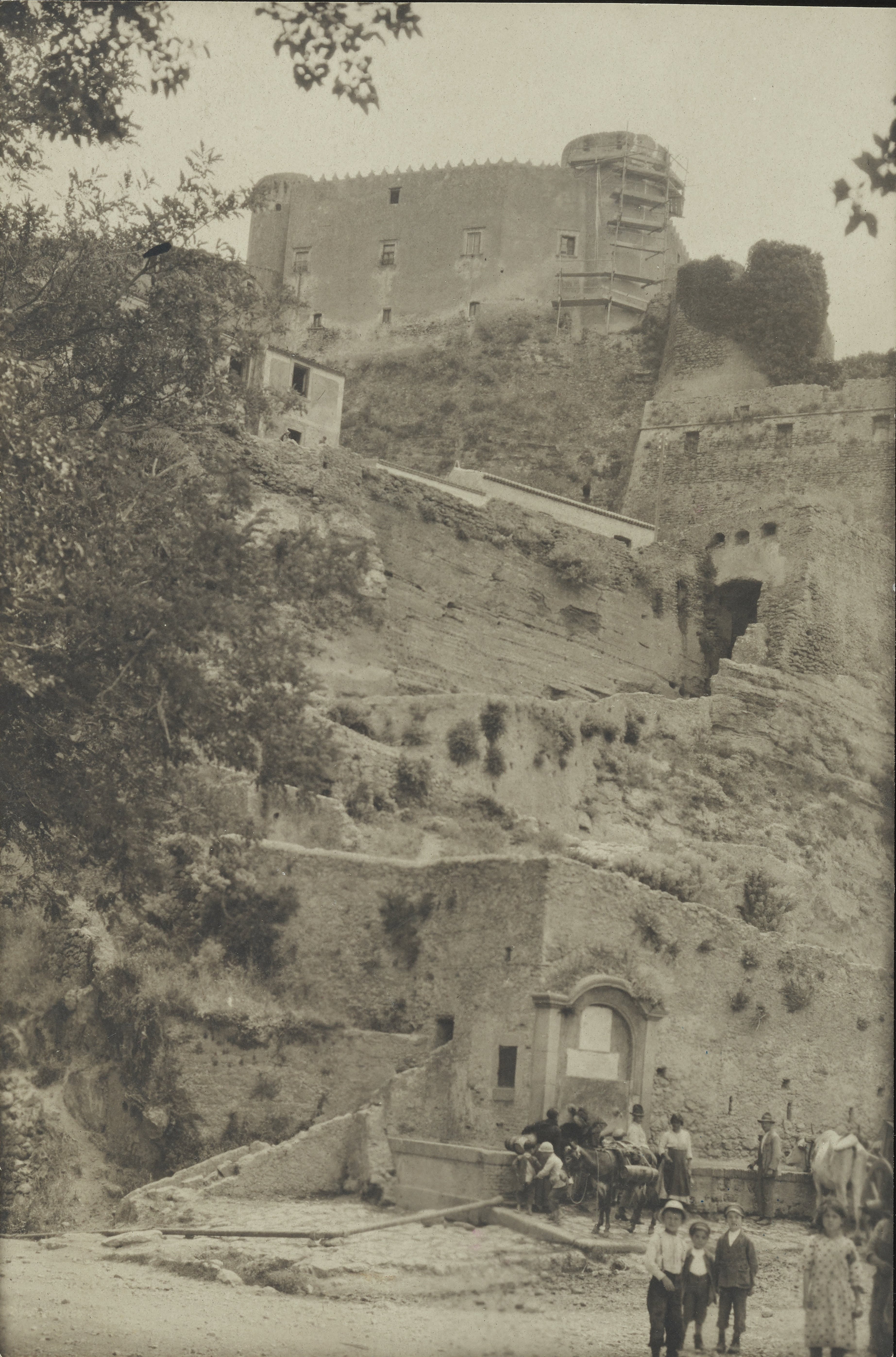 Fotografo non identificato, Santa Severina - Castello, in basso vicino alla fonte un gruppo di persone con animali, MPI6094674