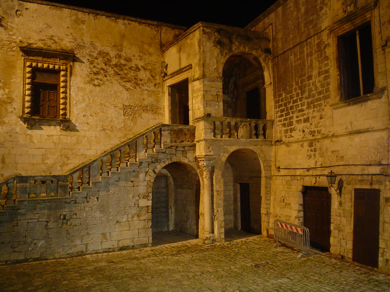 Poolo, Atrio Castello Ducale Ceglie Messapica, 2006, fotografia digitale