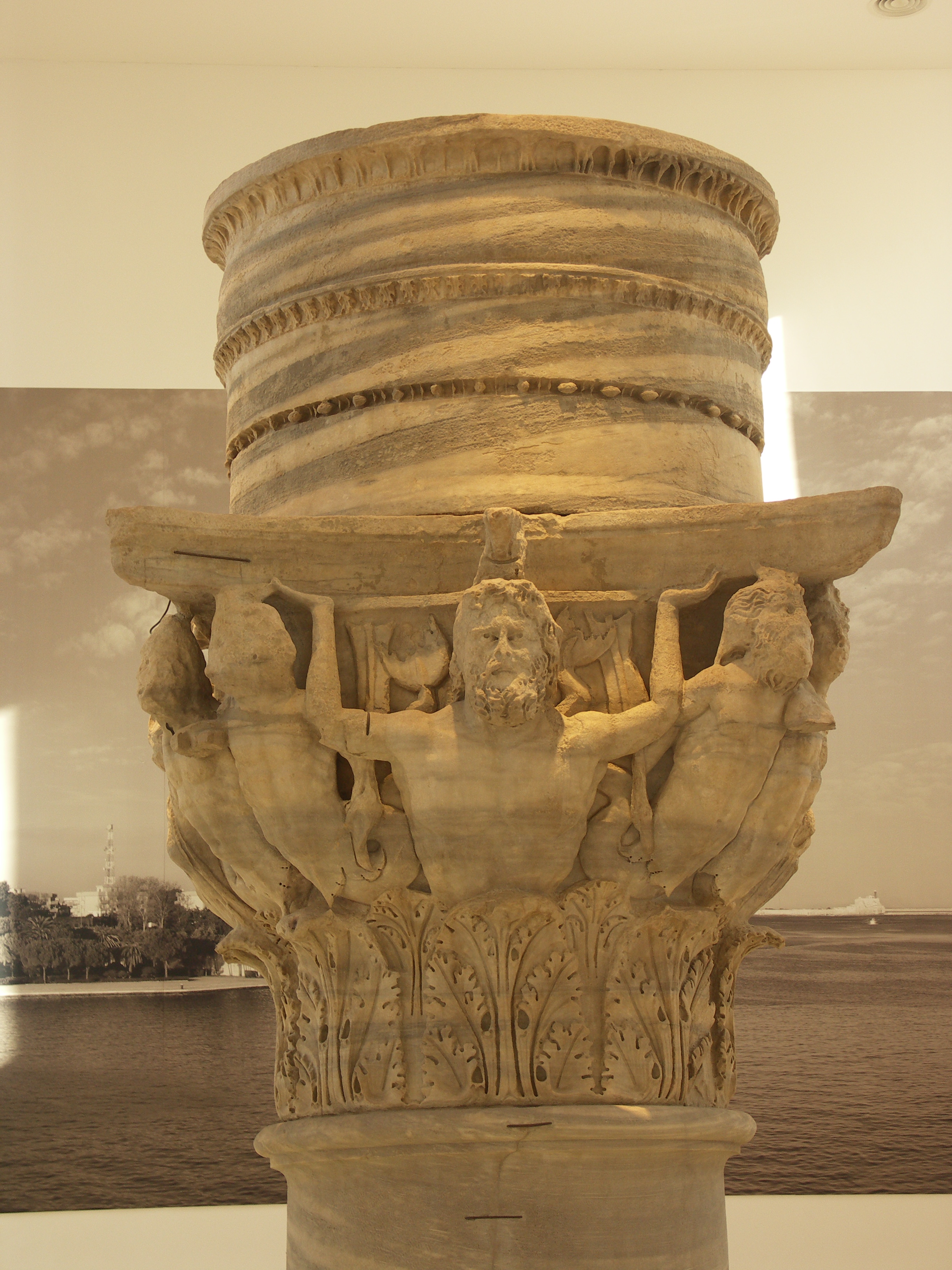 Roberto sernicola, Il capitello originale della colonna di Brindisi, conservato nel Palazzo Nervegna Granafei, fotografia digitale