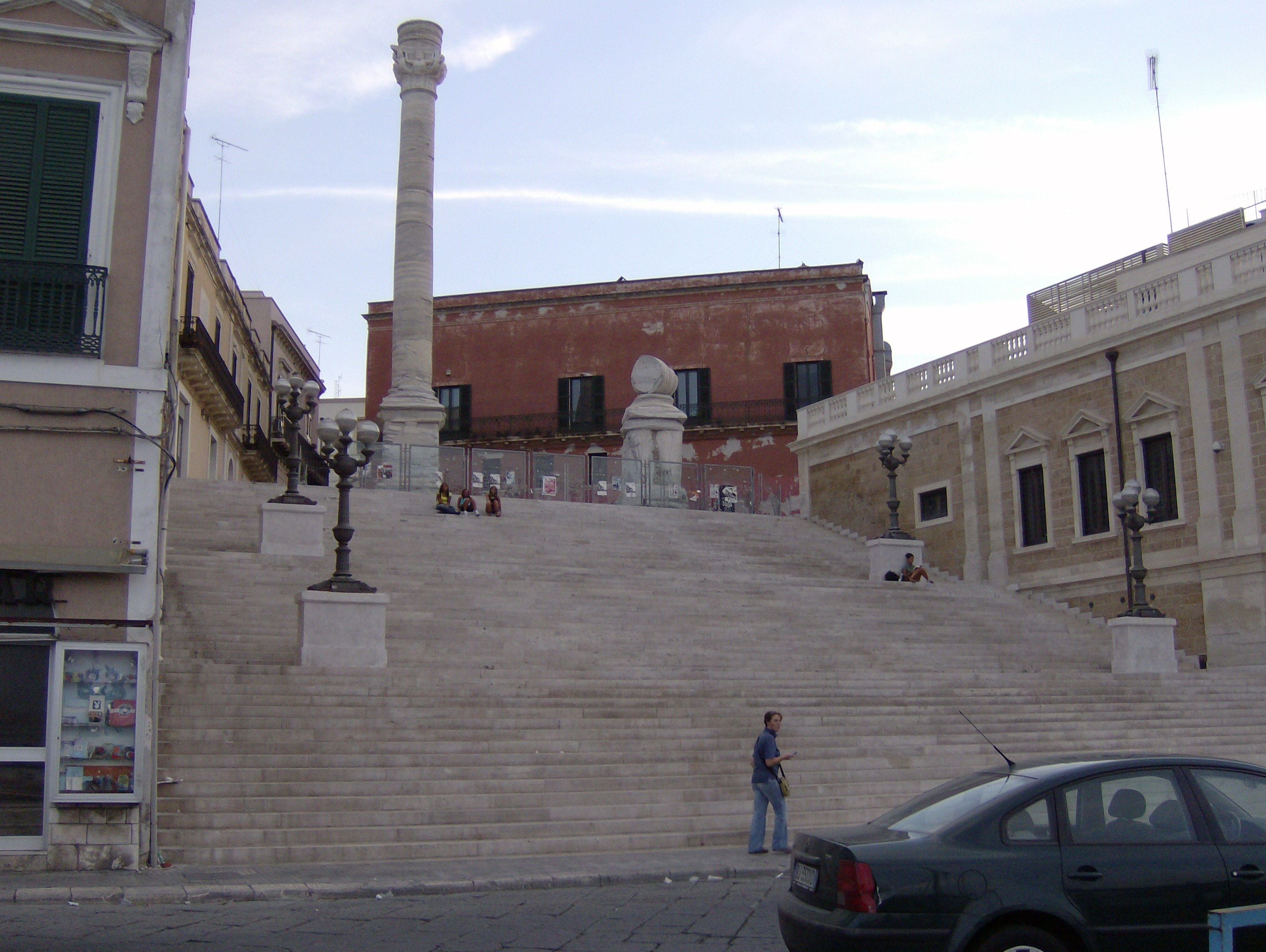 Zappuddu, Le colonne poste alla fine della Via Appia a Brindisi,2007, fotografia digitale