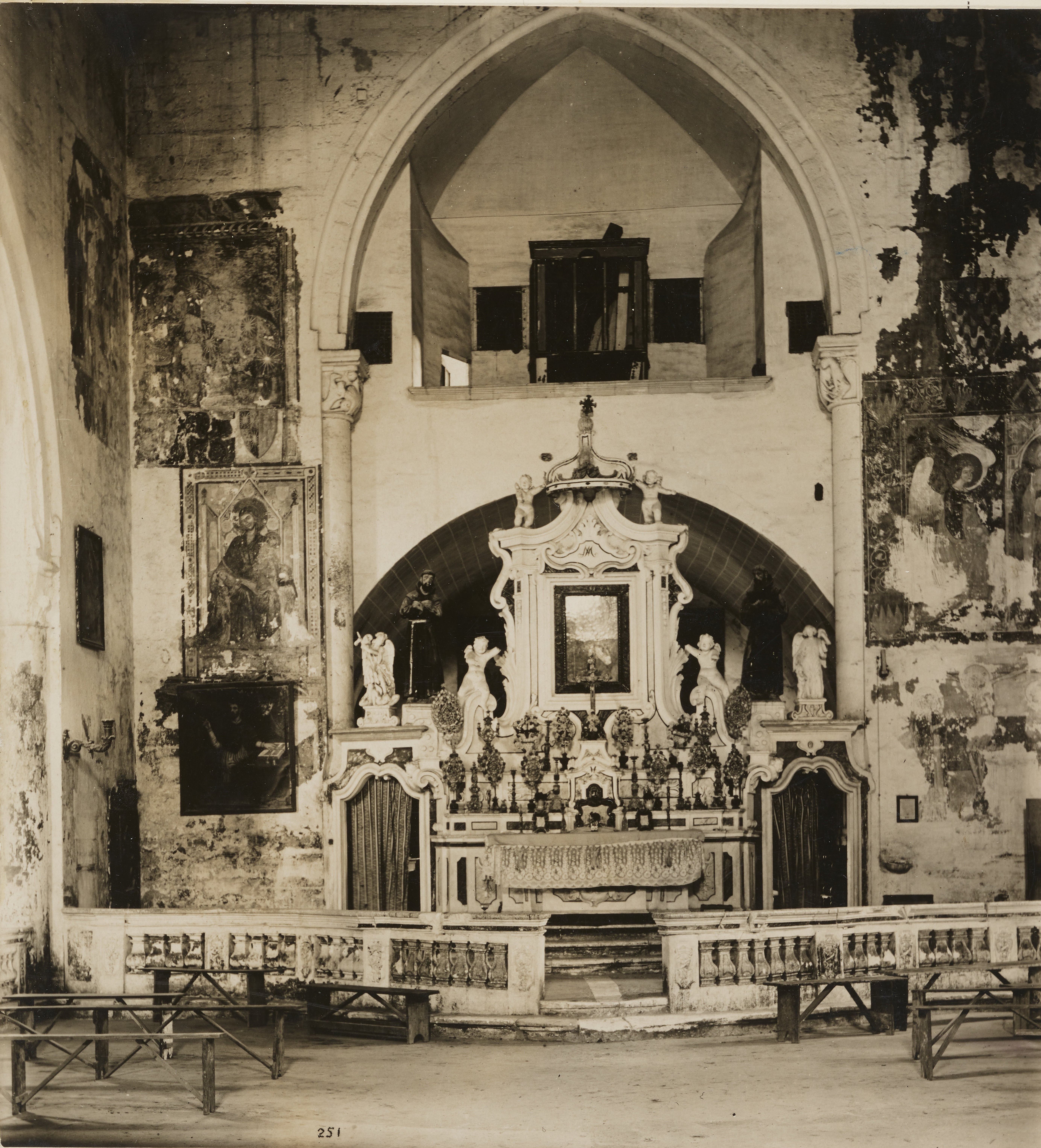 Fotografo non identificato, Brindisi - Chiesa di S. Maria del Casale, interno con altare maggiore, 1901-1925, gelatina ai sali d'argento, MPI141596