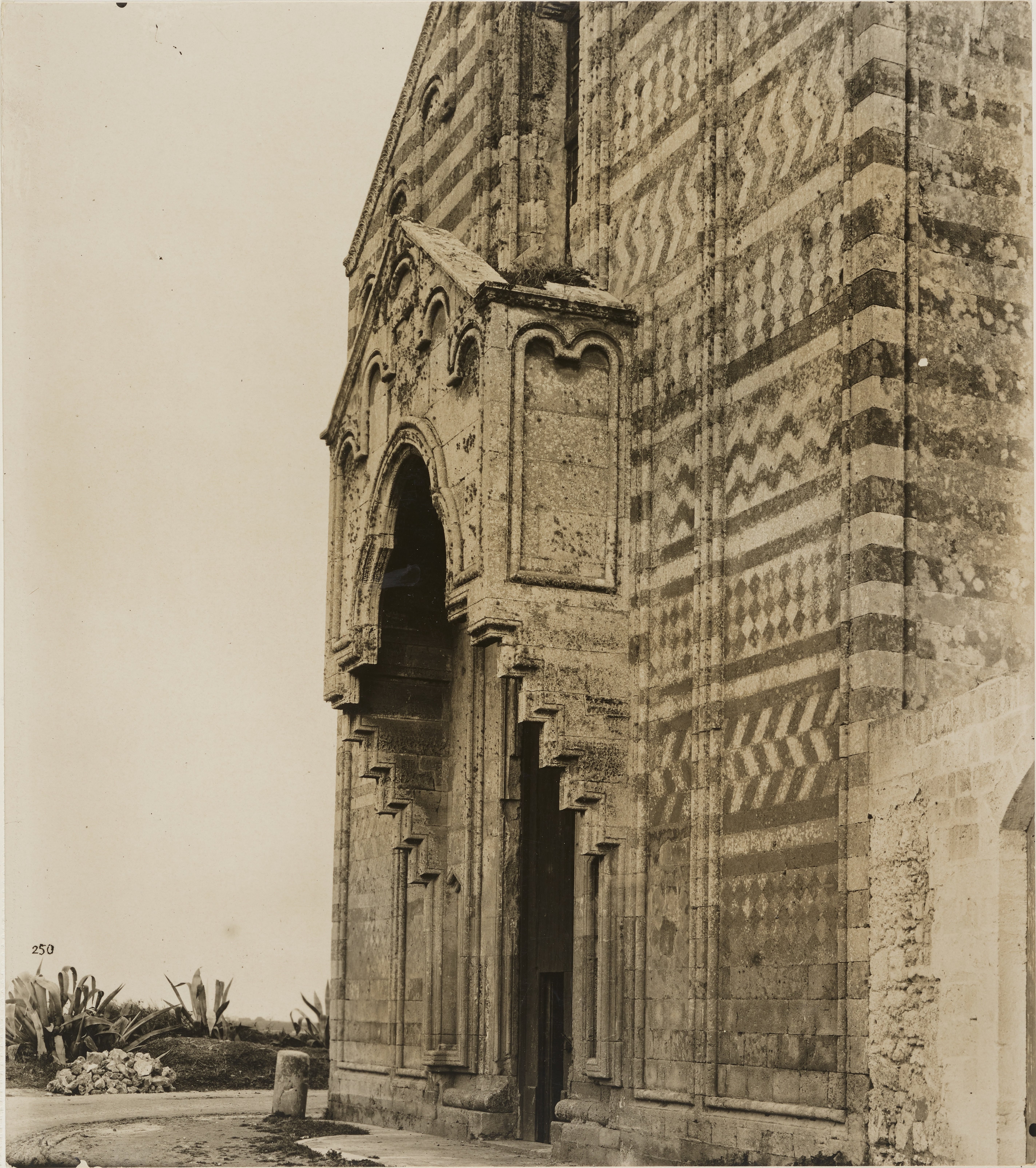 Fotografo non identificato, Brindisi - Chiesa di S. Maria del Casale, protiro, 1901-1925, gelatina ai sali d'argento, MPI141594