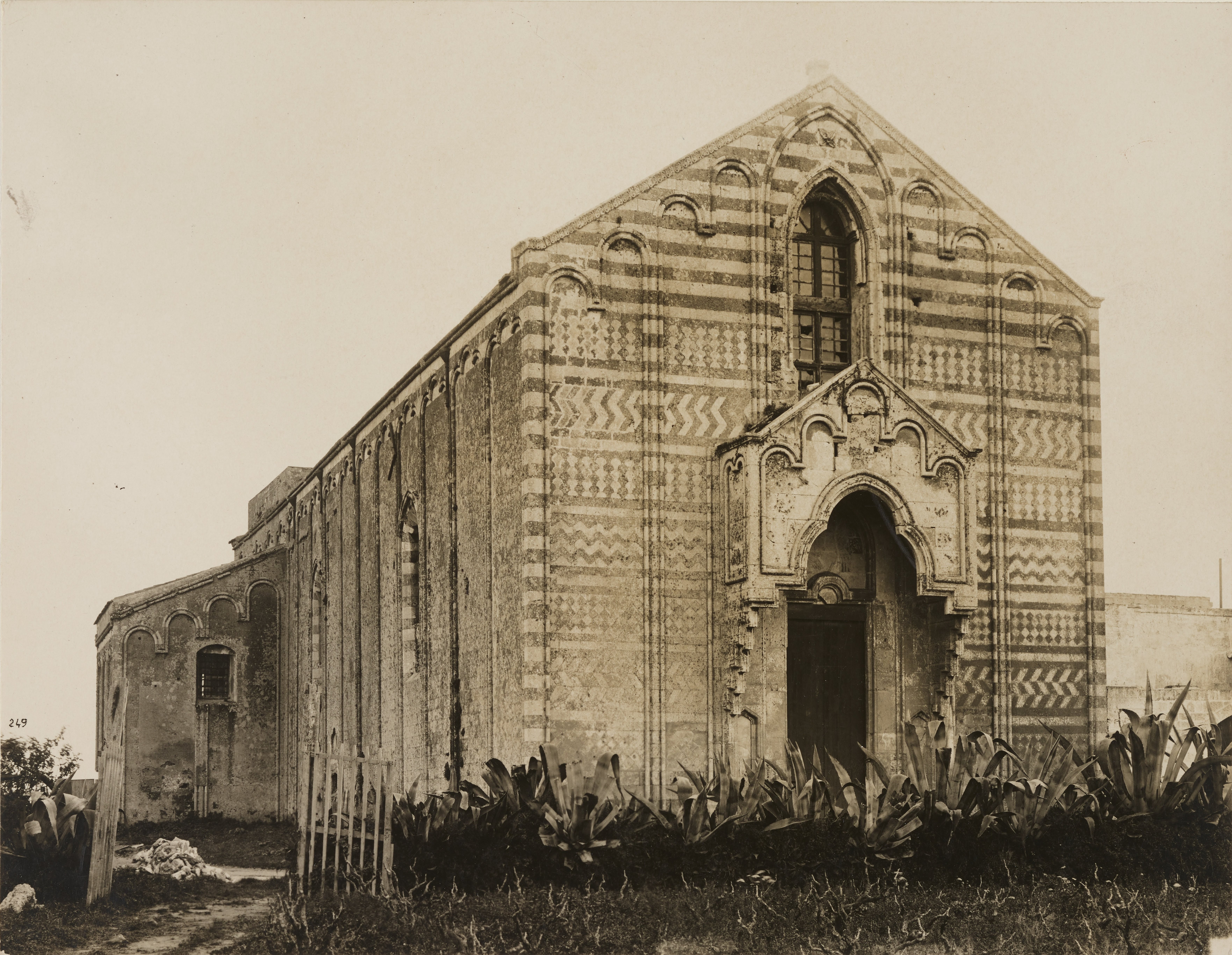 Fotografo non identificato, Brindisi - Chiesa di S. Maria del Casale, facciata, 1901-1925, gelatina ai sali d'argento, MPI141593