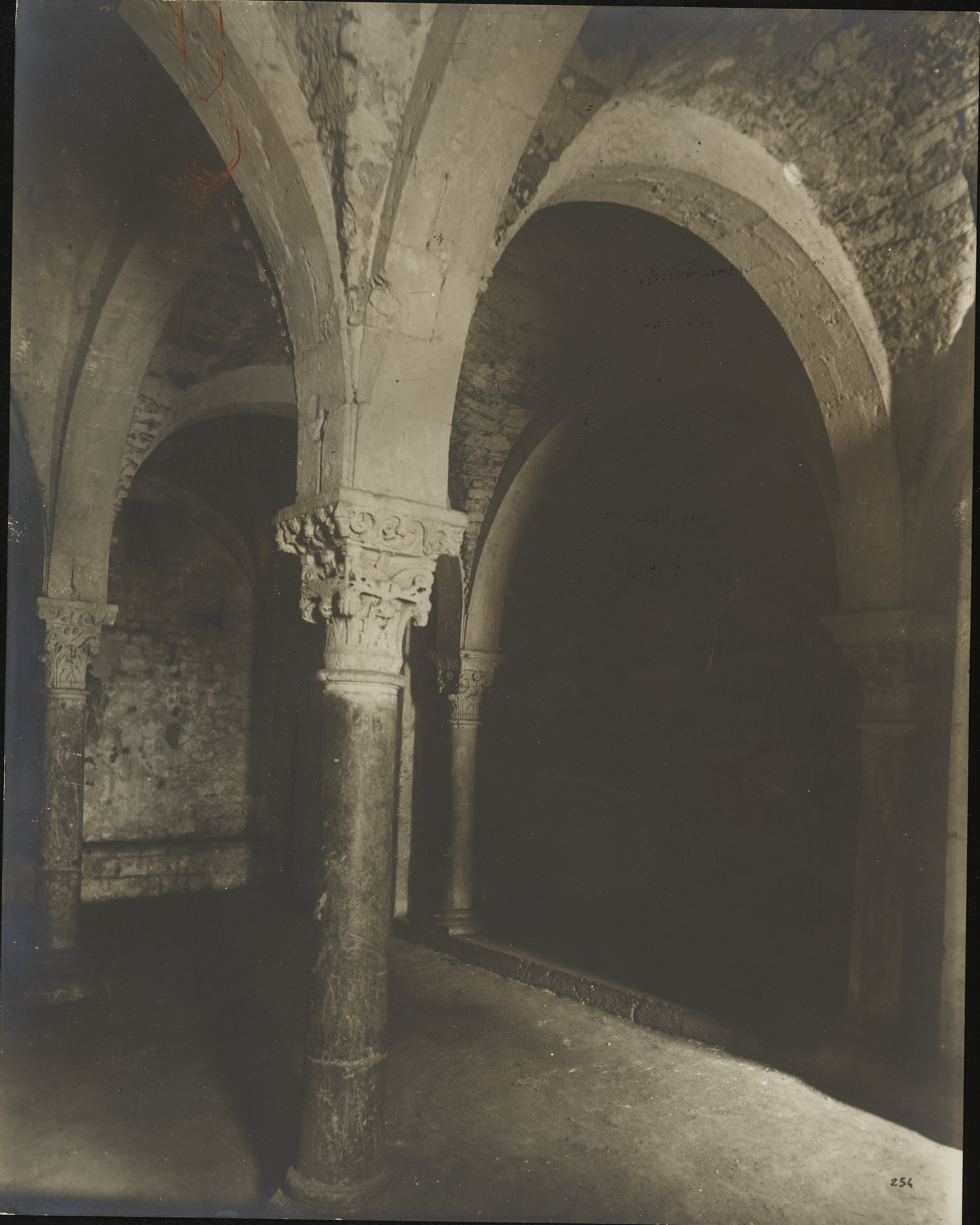 Fotografo non identificato, Brindisi - Chiesa di S. Lucia, la cripta, 1901-1925, gelatina ai sali d'argento, MPI6019198