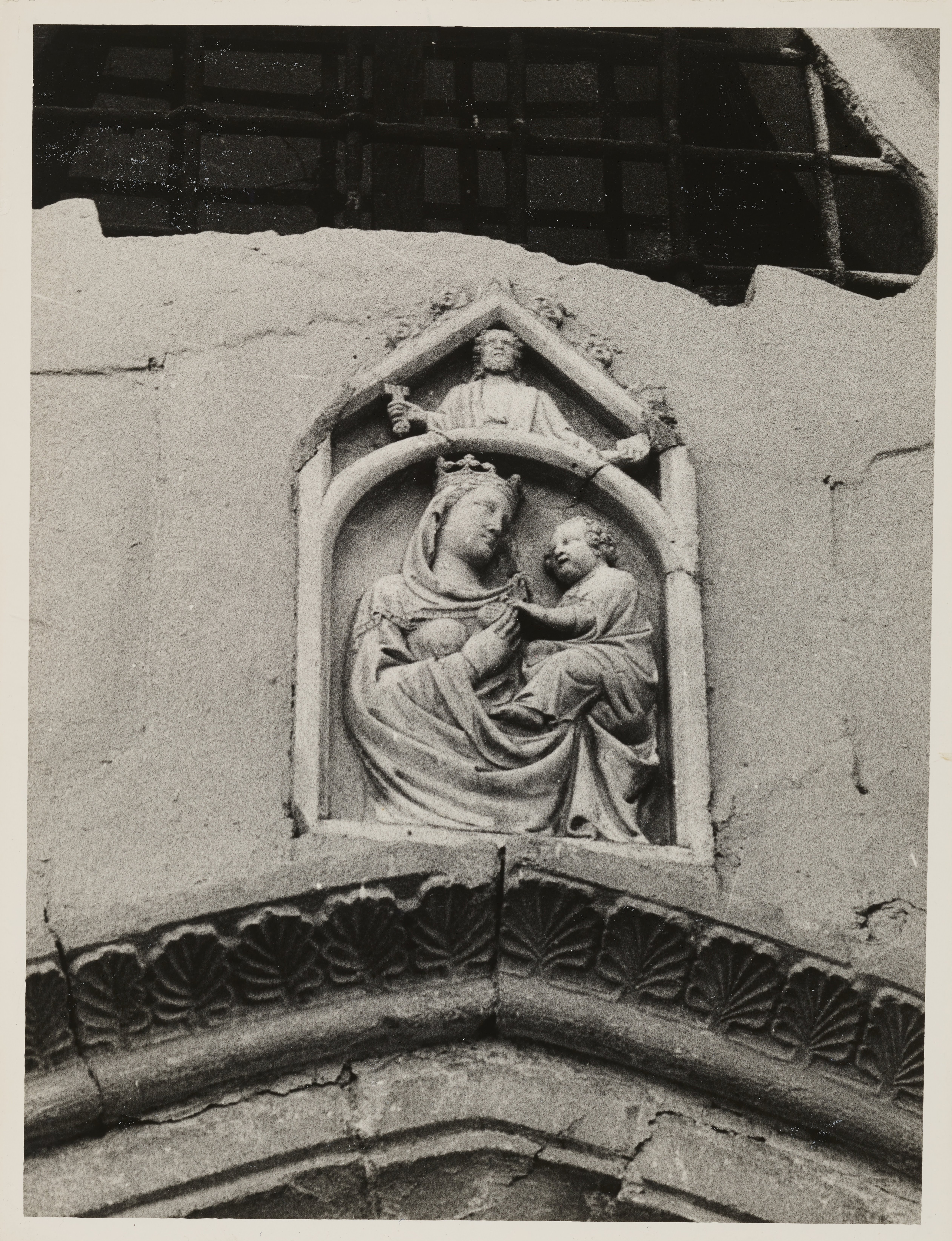 Fotografo non identificato, Castrovillari - Chiesa di S. Maria del Castello, porta laterale di un ingresso, La Vergine con il Bambino, 1951-1975, gelatina ai sali d'argento, MPI146096